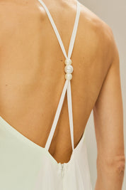 Vestido Curto em Chiffon com Decote Alto, Cauda e Alças com Detalhe em Pérolas nas Costas - Ágata Off White