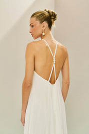 Vestido Curto em Chiffon com Decote Alto, Cauda e Alças com Detalhe em Pérolas nas Costas - Ágata Off White