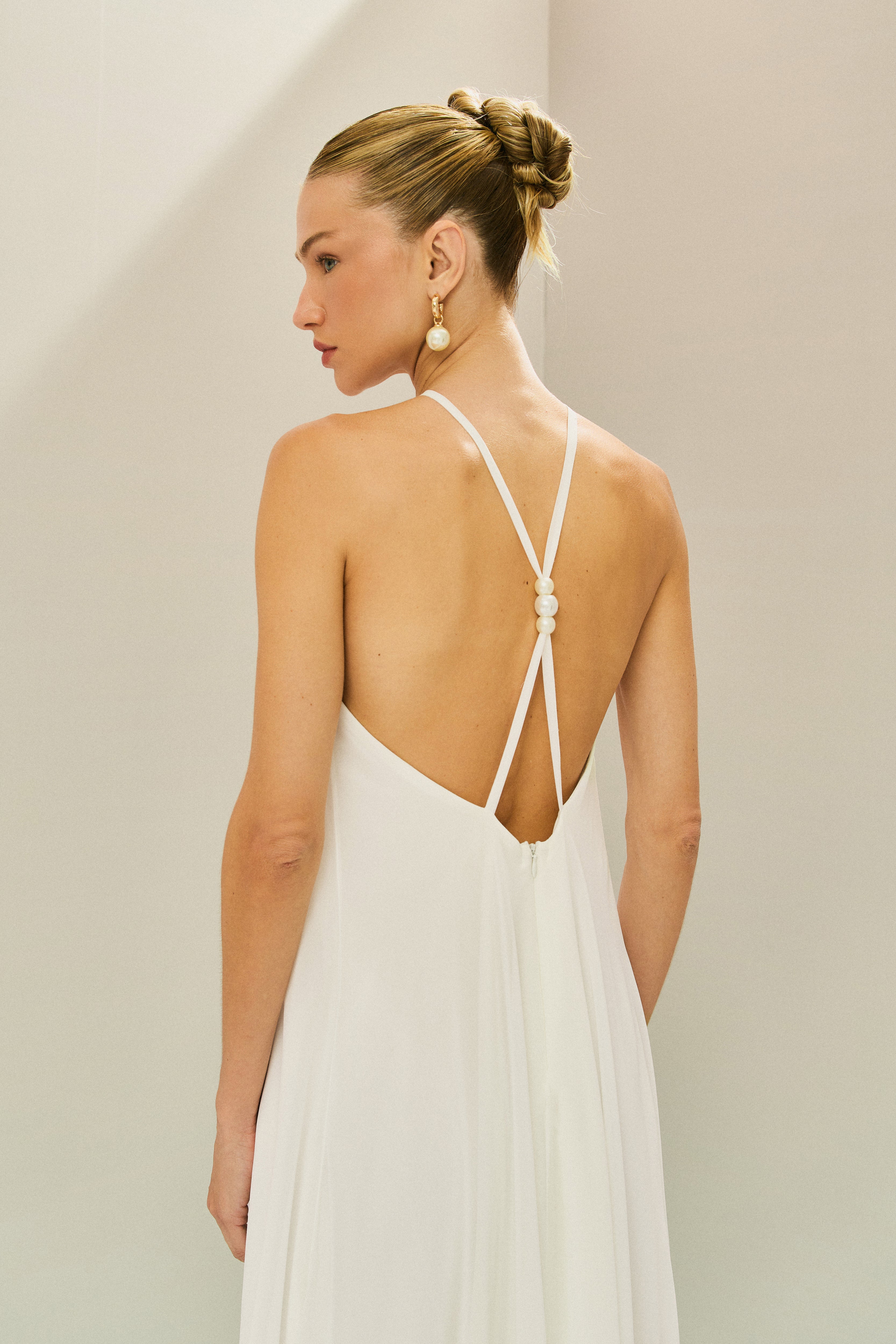 Vestido Curto em Chiffon com Decote Alto, Cauda e Alças com Detalhe em Pérolas nas Costas - Ágata Off White