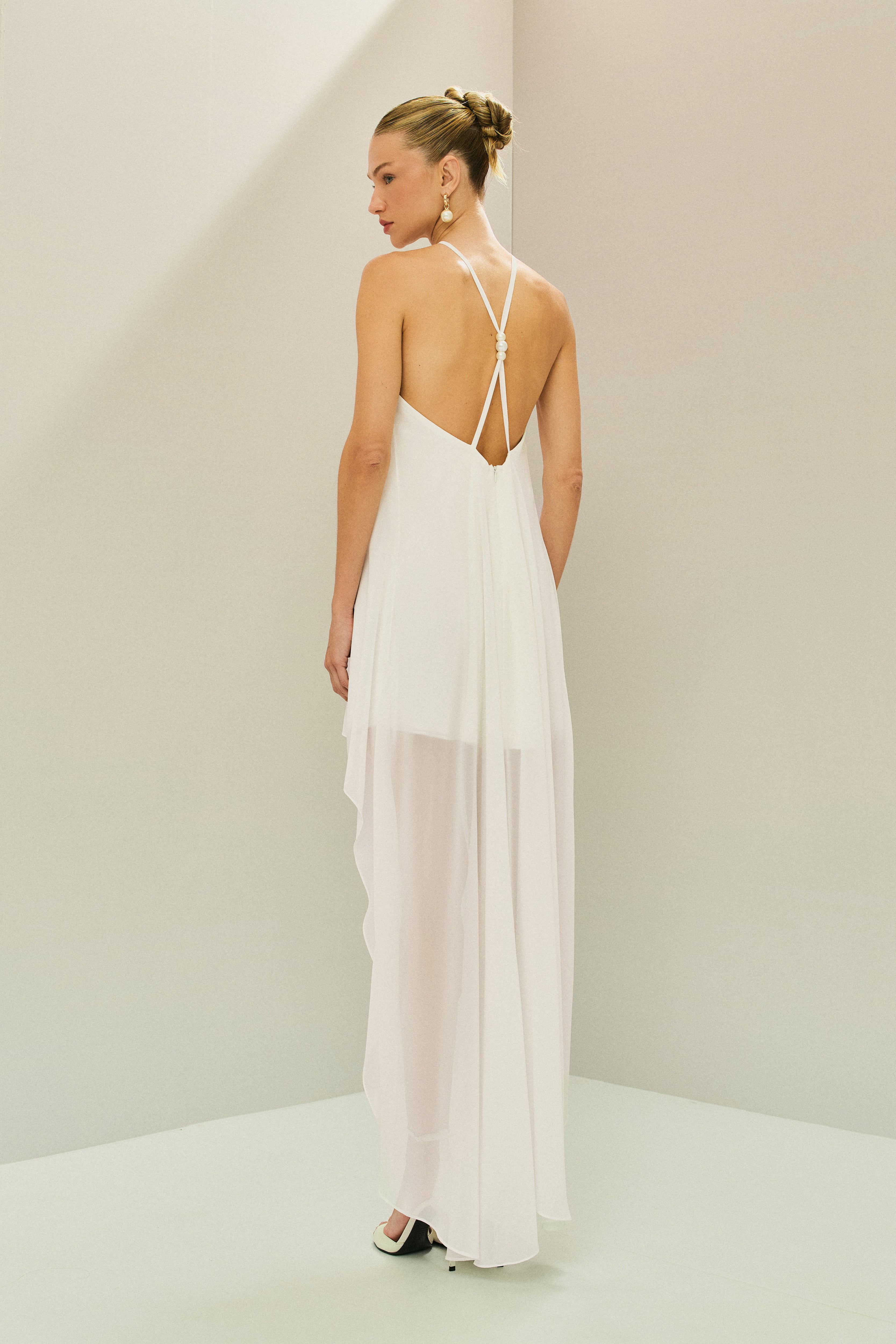 Vestido Curto em Chiffon com Decote Alto, Cauda e Alças com Detalhe em Pérolas nas Costas - Ágata Off White