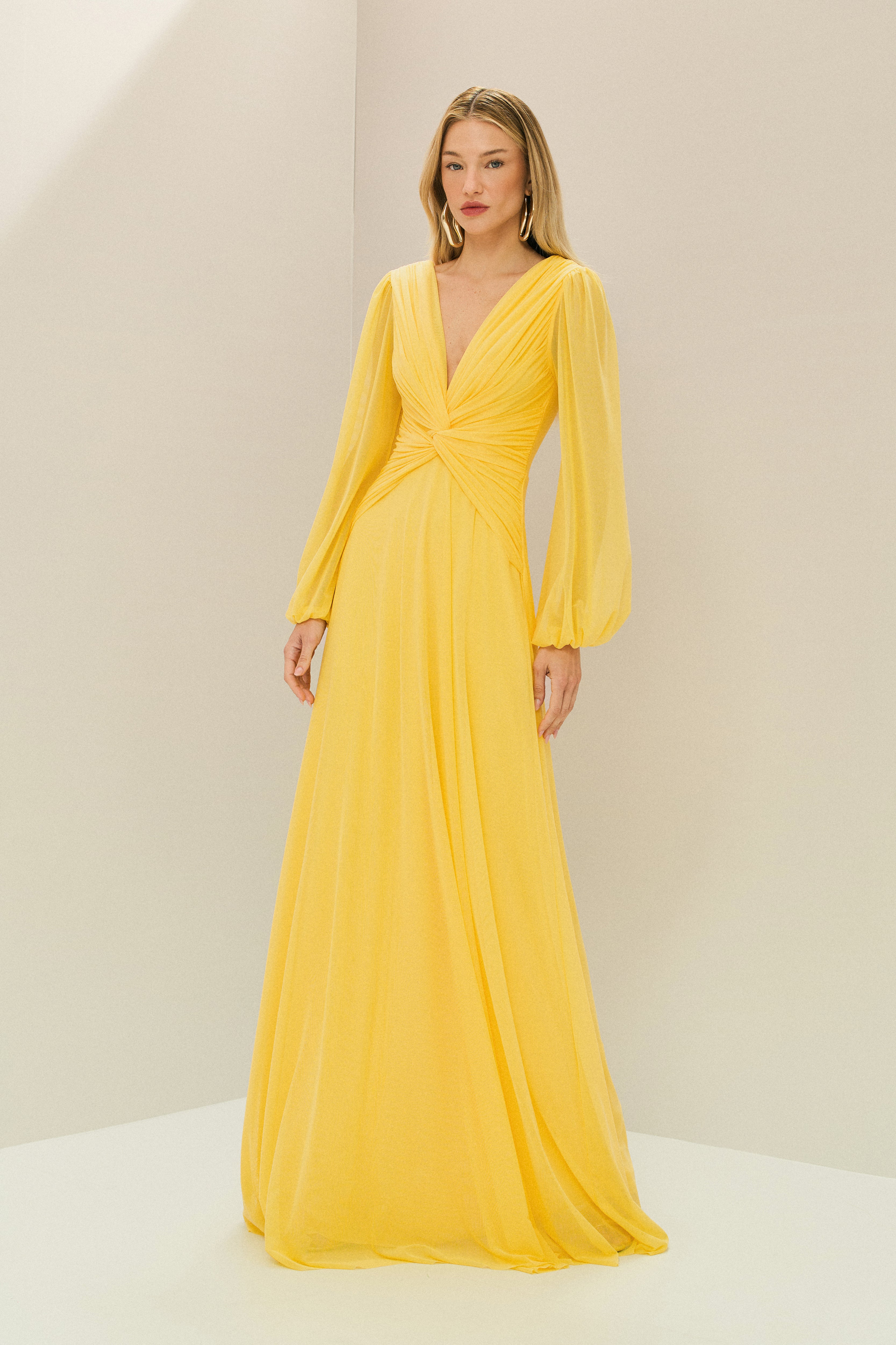 Vestido Longo em Tule com Decote V, Nó e Drapeado Frontal, Mangas Longas - Macau Amarelo Manga