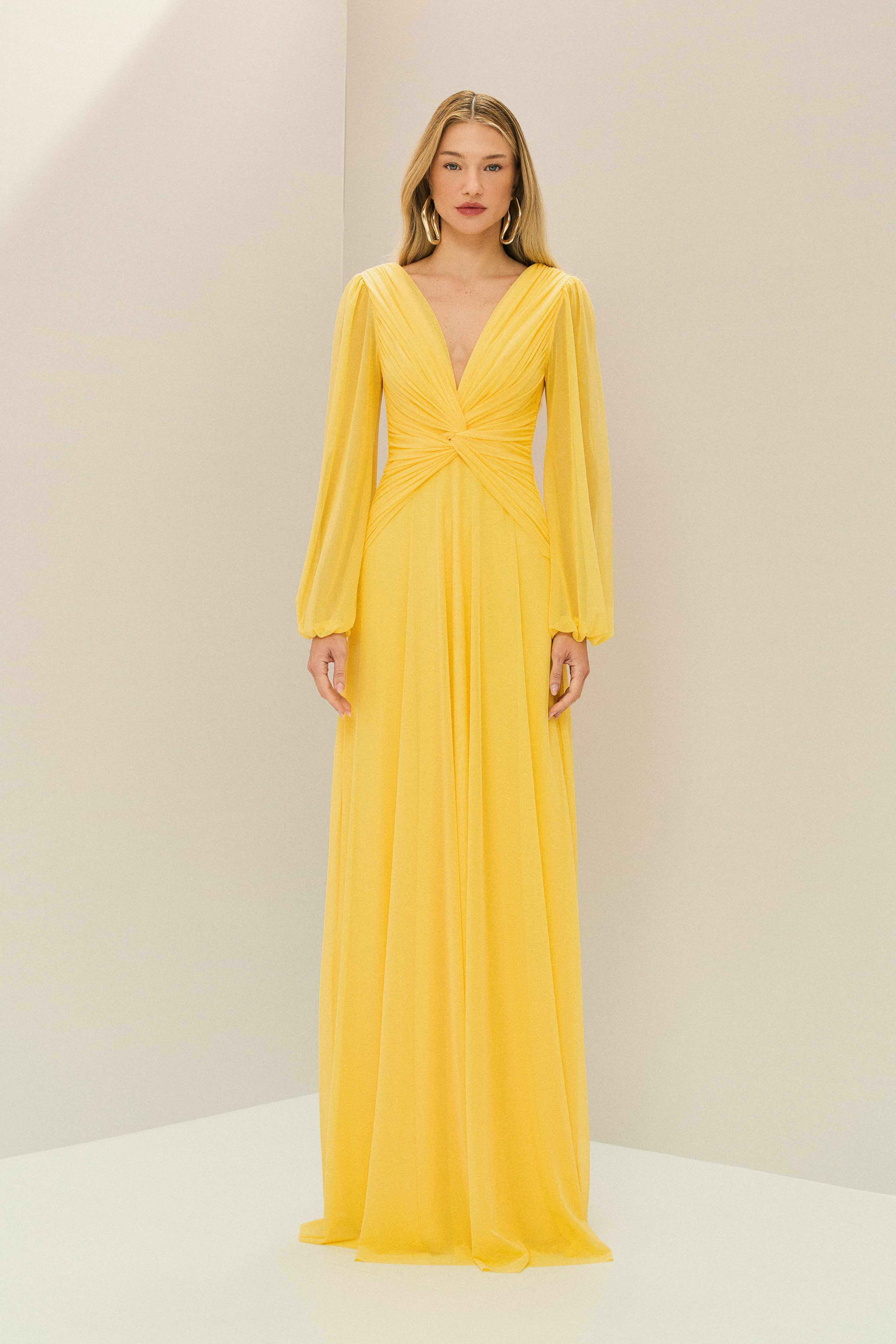 Vestido Longo em Tule com Decote V, Nó e Drapeado Frontal, Mangas Longas - Macau Amarelo Manga