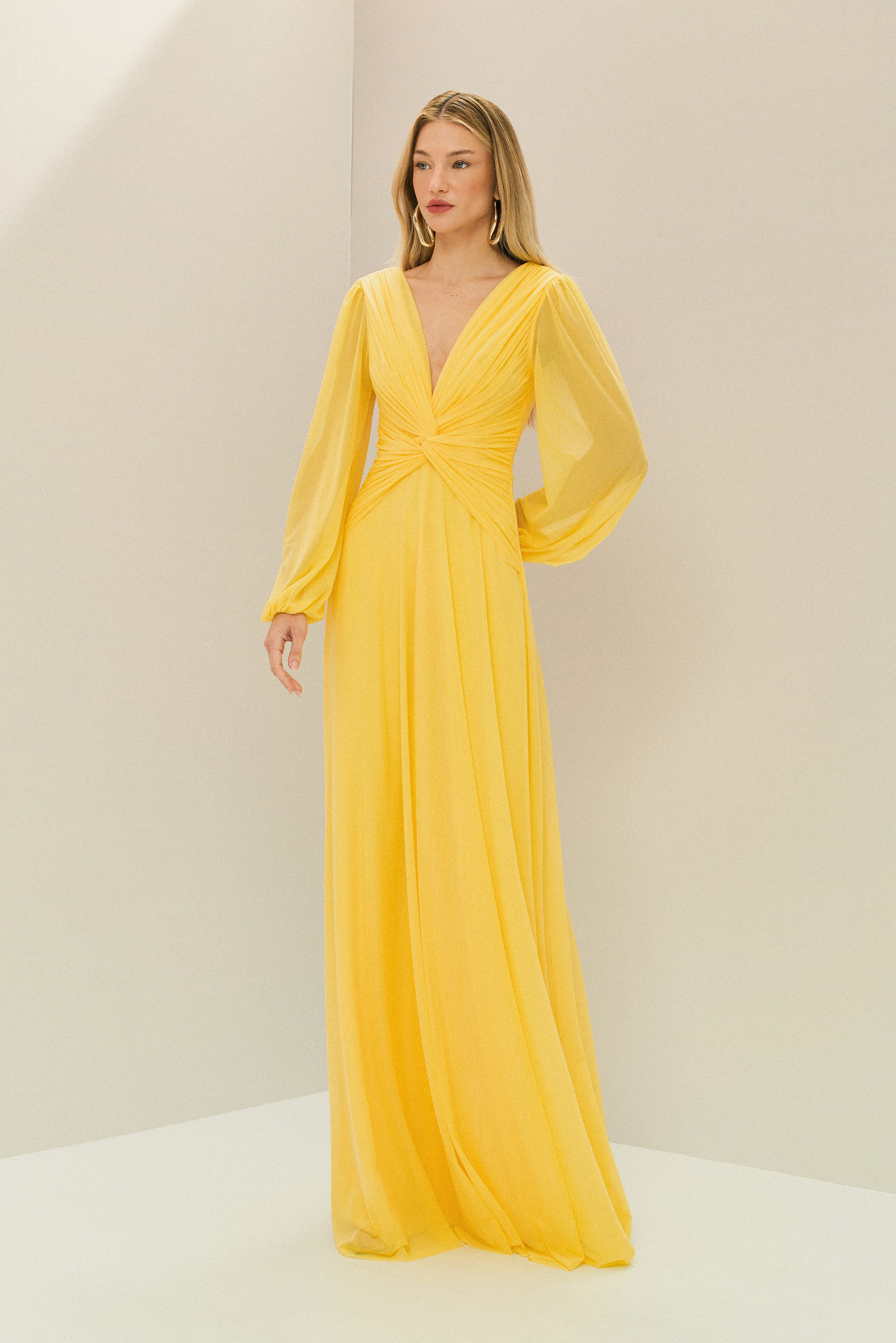 Vestido Longo em Tule com Decote V, Nó e Drapeado Frontal, Mangas Longas - Macau Amarelo Manga