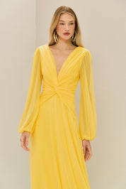 Vestido Longo em Tule com Decote V, Nó e Drapeado Frontal, Mangas Longas - Macau Amarelo Manga