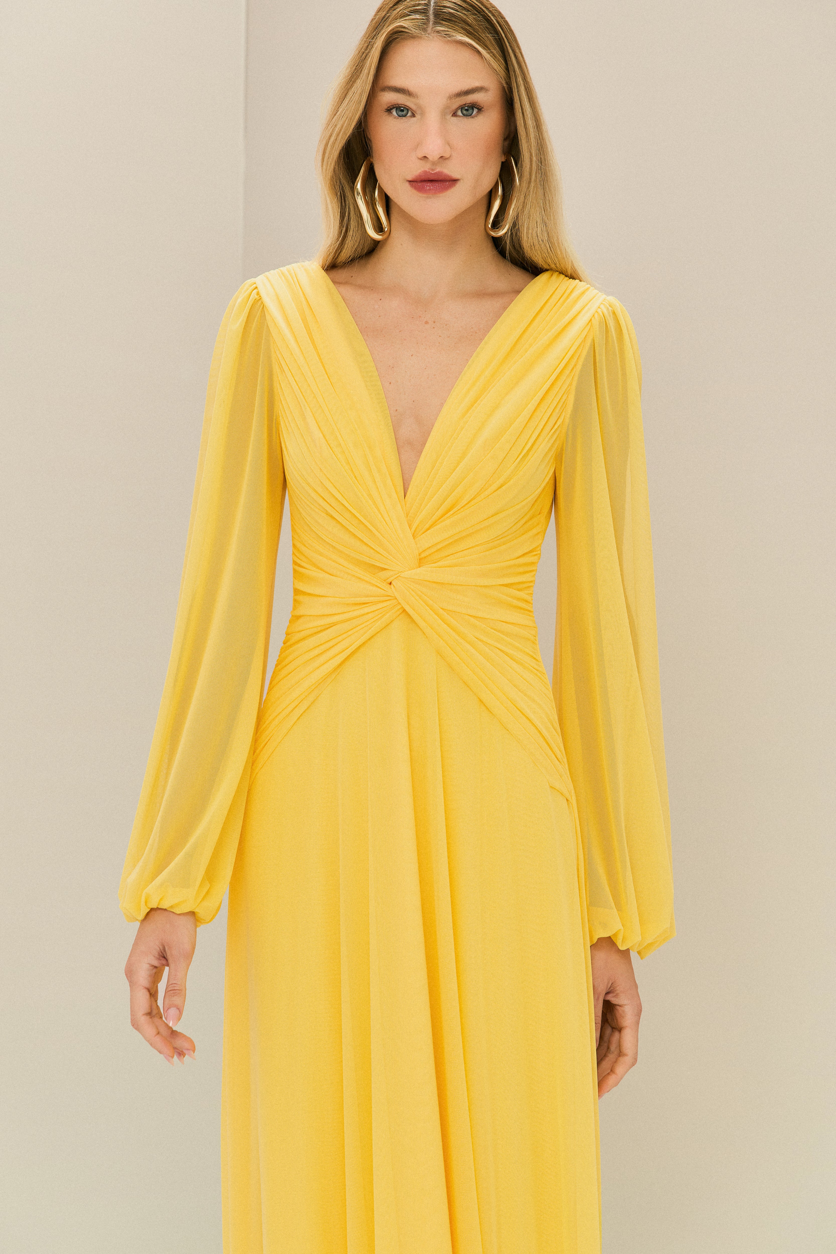 Vestido Longo em Tule com Decote V, Nó e Drapeado Frontal, Mangas Longas - Macau Amarelo Manga