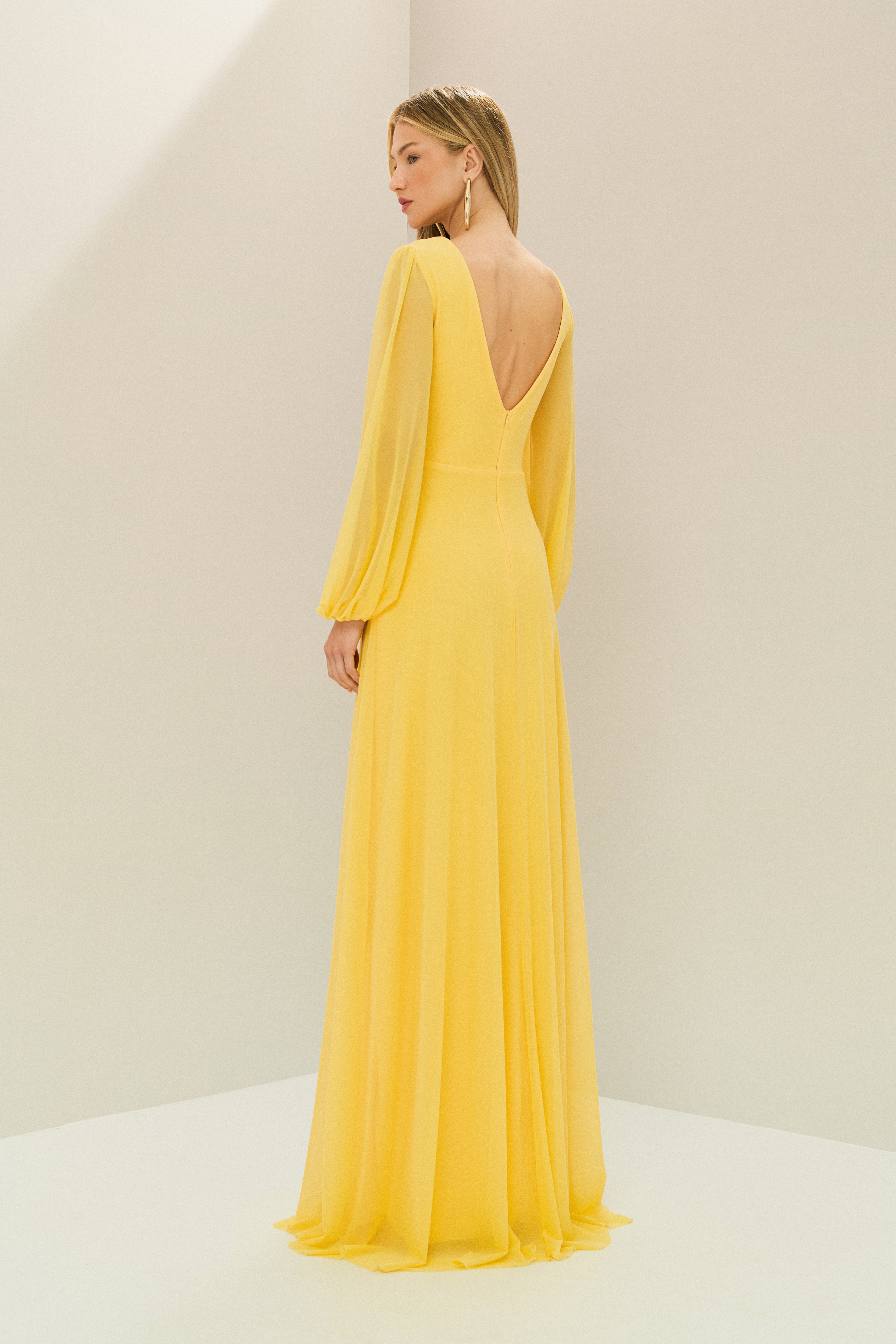 Vestido Longo em Tule com Decote V, Nó e Drapeado Frontal, Mangas Longas - Macau Amarelo Manga
