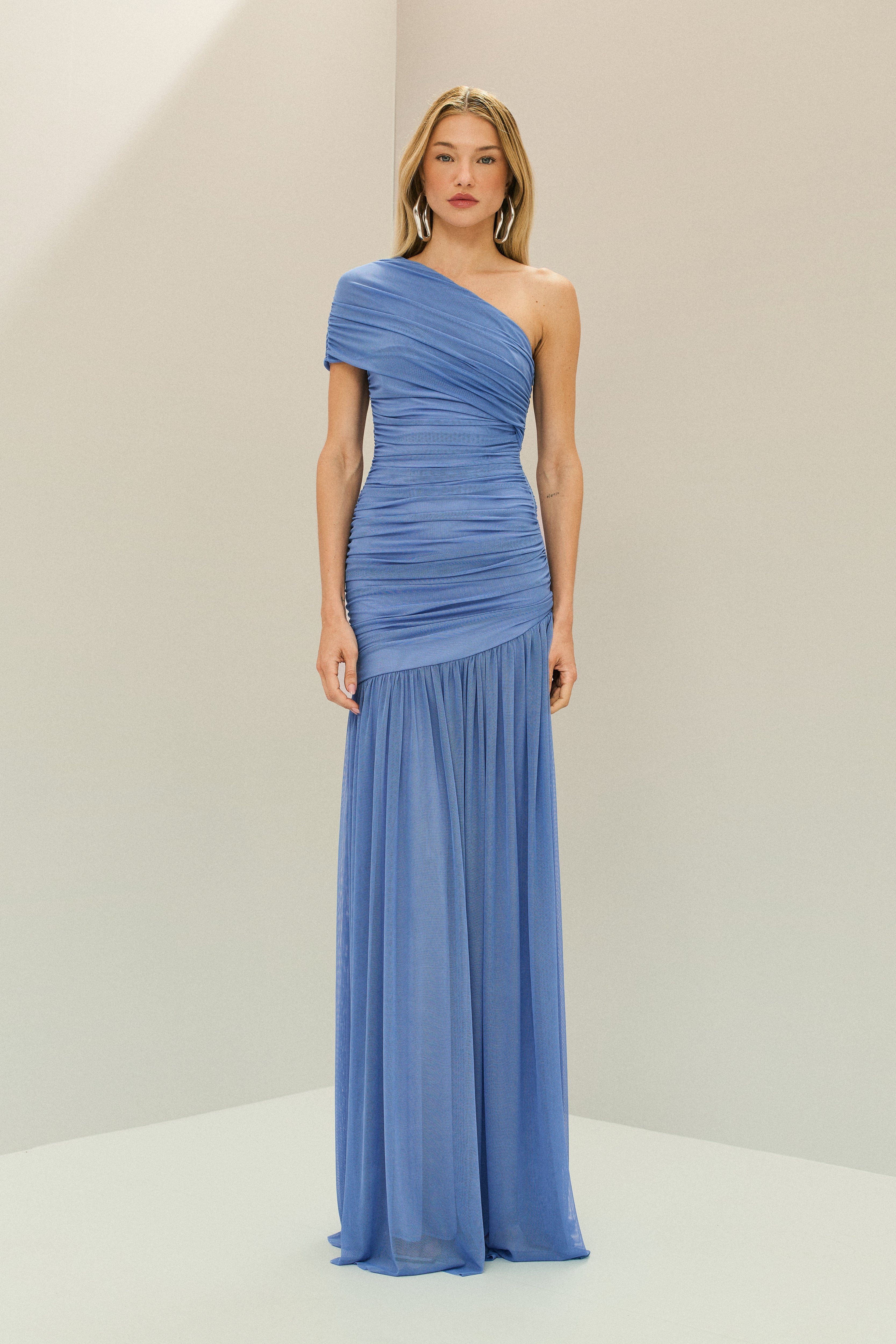 Vestido Longo em Tule com Ombro Único, Drapeado no Corpo e Saia Ampla - Platina Azul Claro