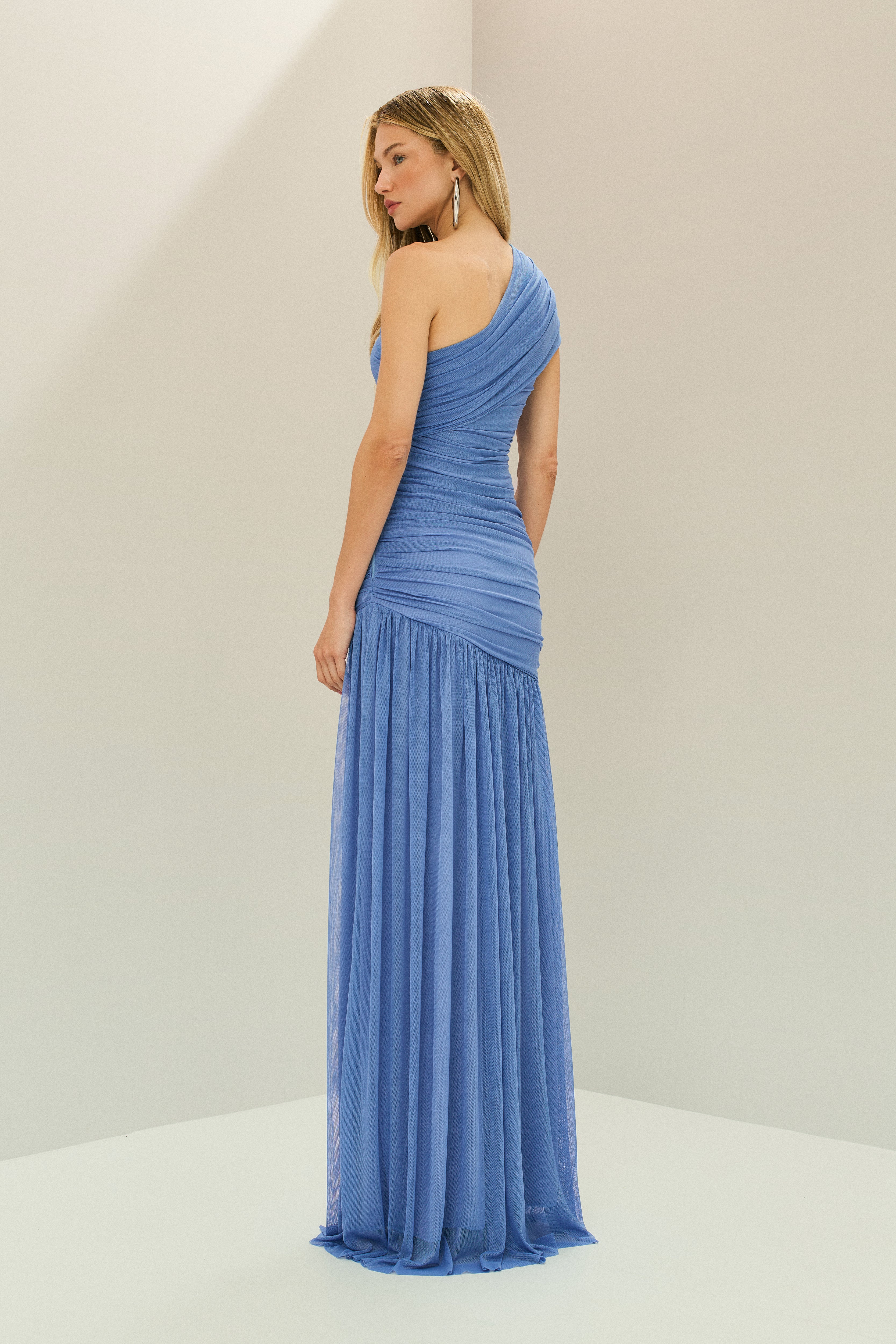Vestido Longo em Tule com Ombro Único, Drapeado no Corpo e Saia Ampla - Platina Azul Claro