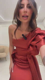 Vestido Longo Um Ombro Só com Babados e Saia Dupla - Everest Terracota
