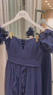 Vestido Longo de Chiffon com Decote em V e Mangas Ombro a Ombro de Babados, Saia Estilo Princesa com Recortes e Babados - Minsk Azul Marinho