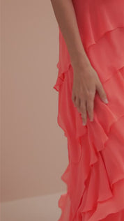 Vestido Longo em Chiffon com Decote Reto sem Alças e Babados Assimétricos - Sorrento Coral