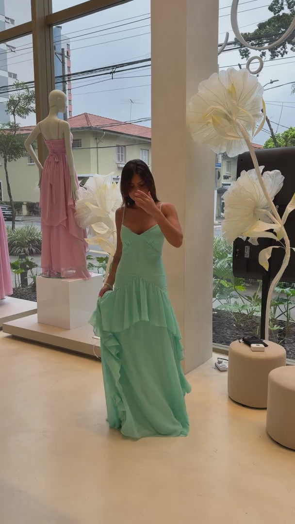 Vestido Longo em Chiffon com Decote V e Saia com Babados Assimétricos - Bangkok Tiffany