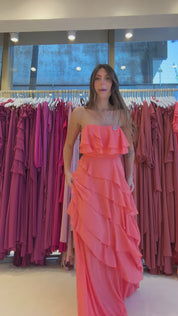 Vestido Longo em Chiffon com Decote Reto sem Alças e Babados Assimétricos - Sorrento Coral