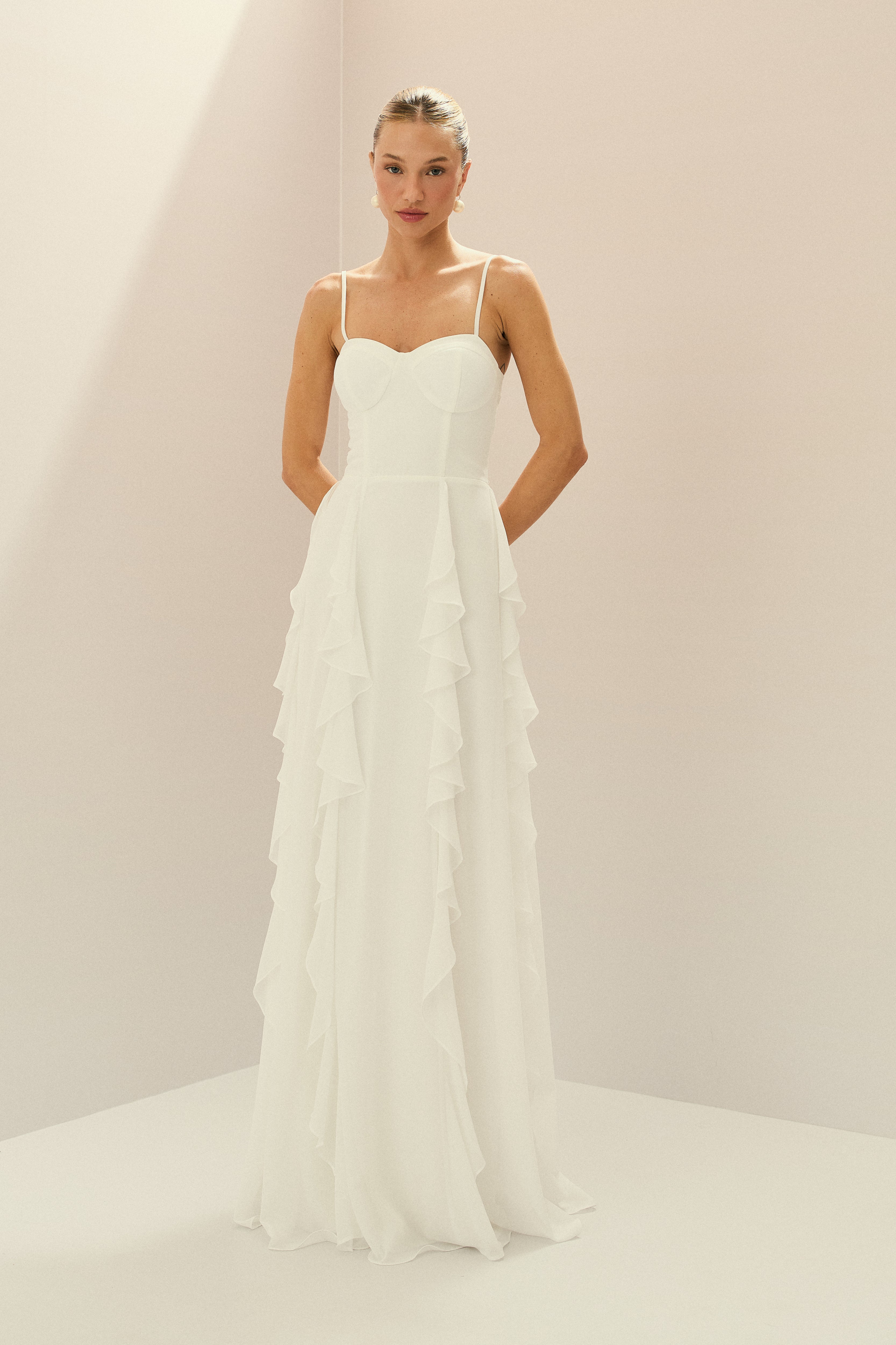 Vestido Longo em Chiffon com Busto Estruturado, Babados Verticais na Saia e Capa Longa com Nó - Riviera Off White