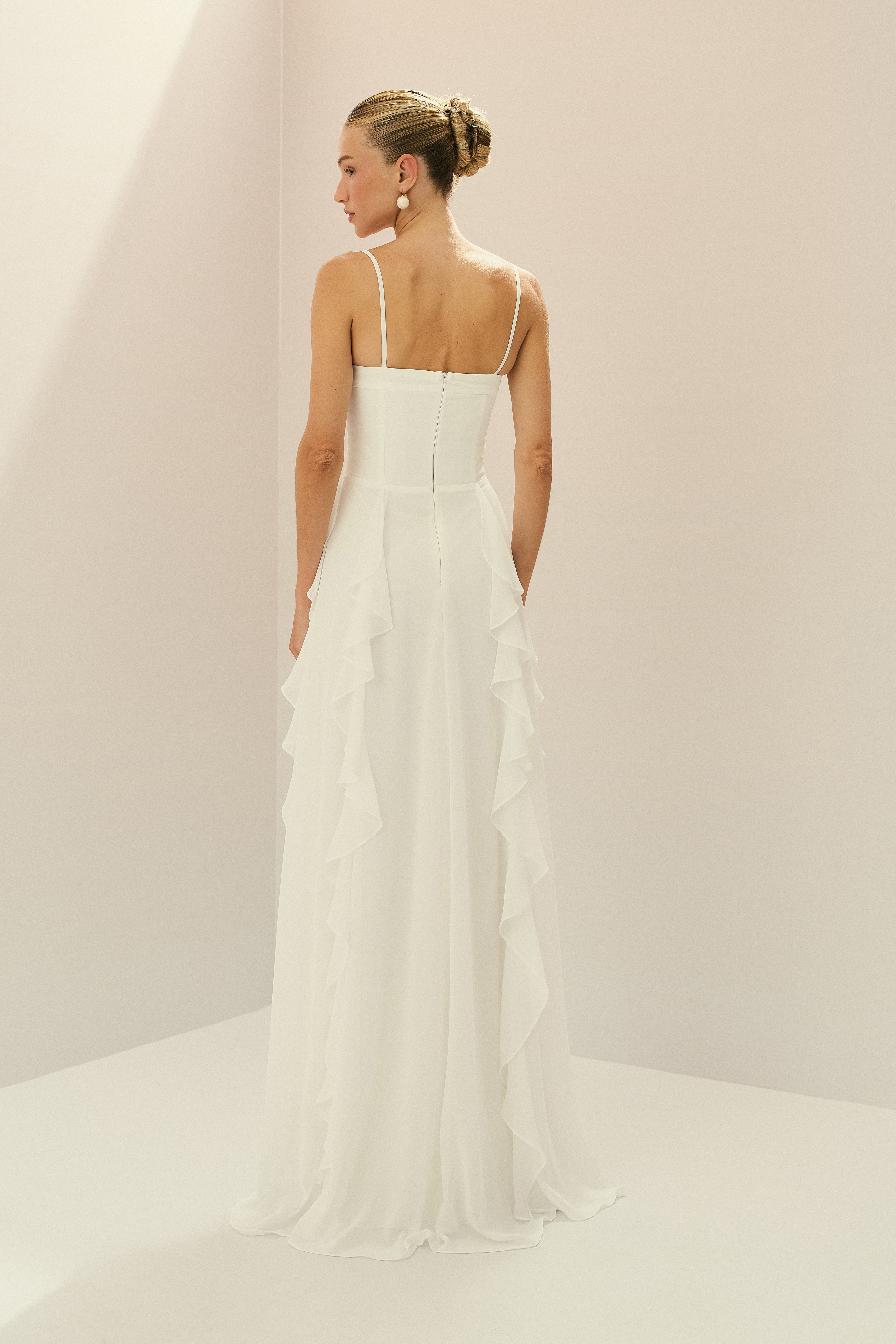 Vestido Longo em Chiffon com Busto Estruturado, Babados Verticais na Saia e Capa Longa com Nó - Riviera Off White