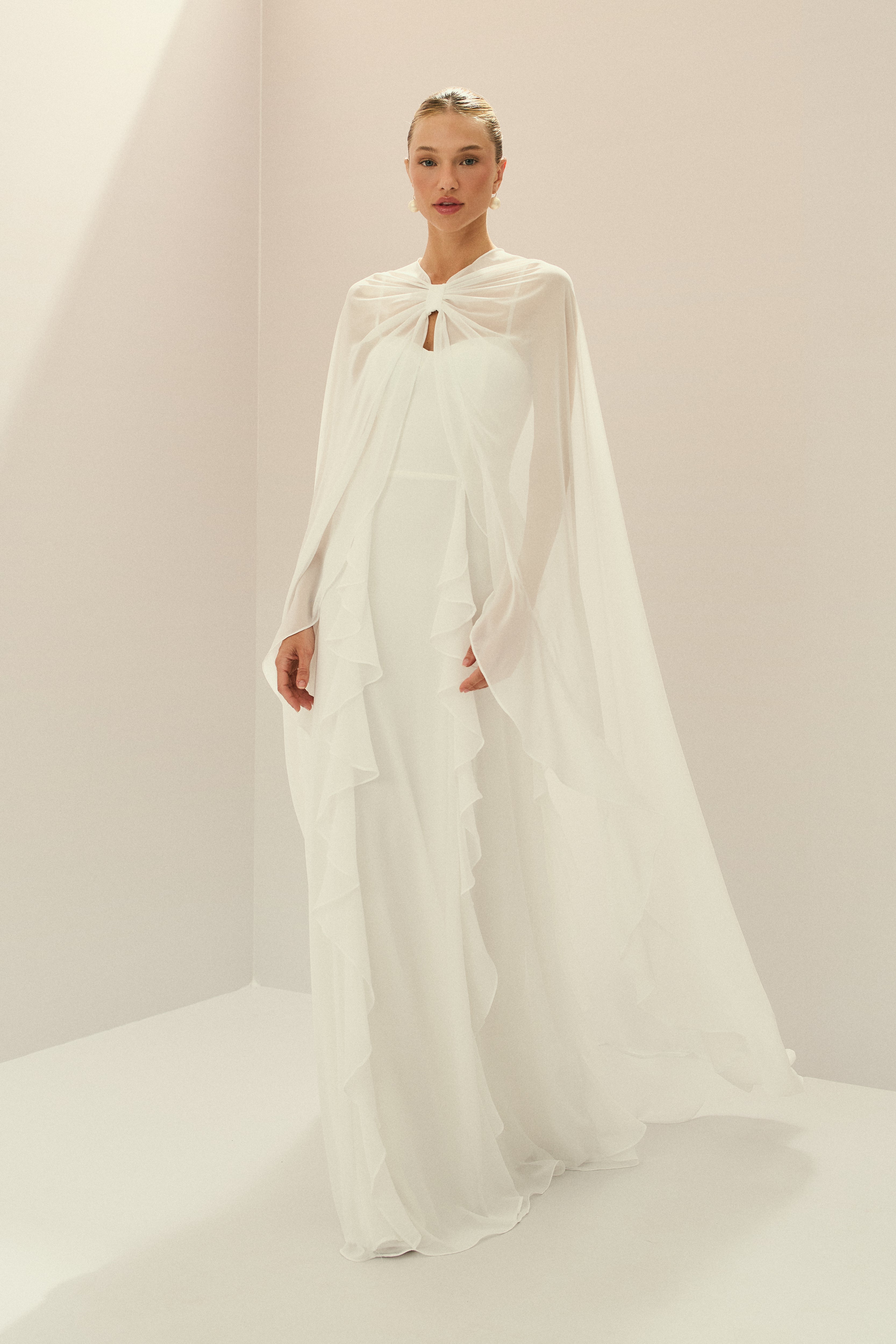 Vestido Longo em Chiffon com Busto Estruturado, Babados Verticais na Saia e Capa Longa com Nó - Riviera Off White