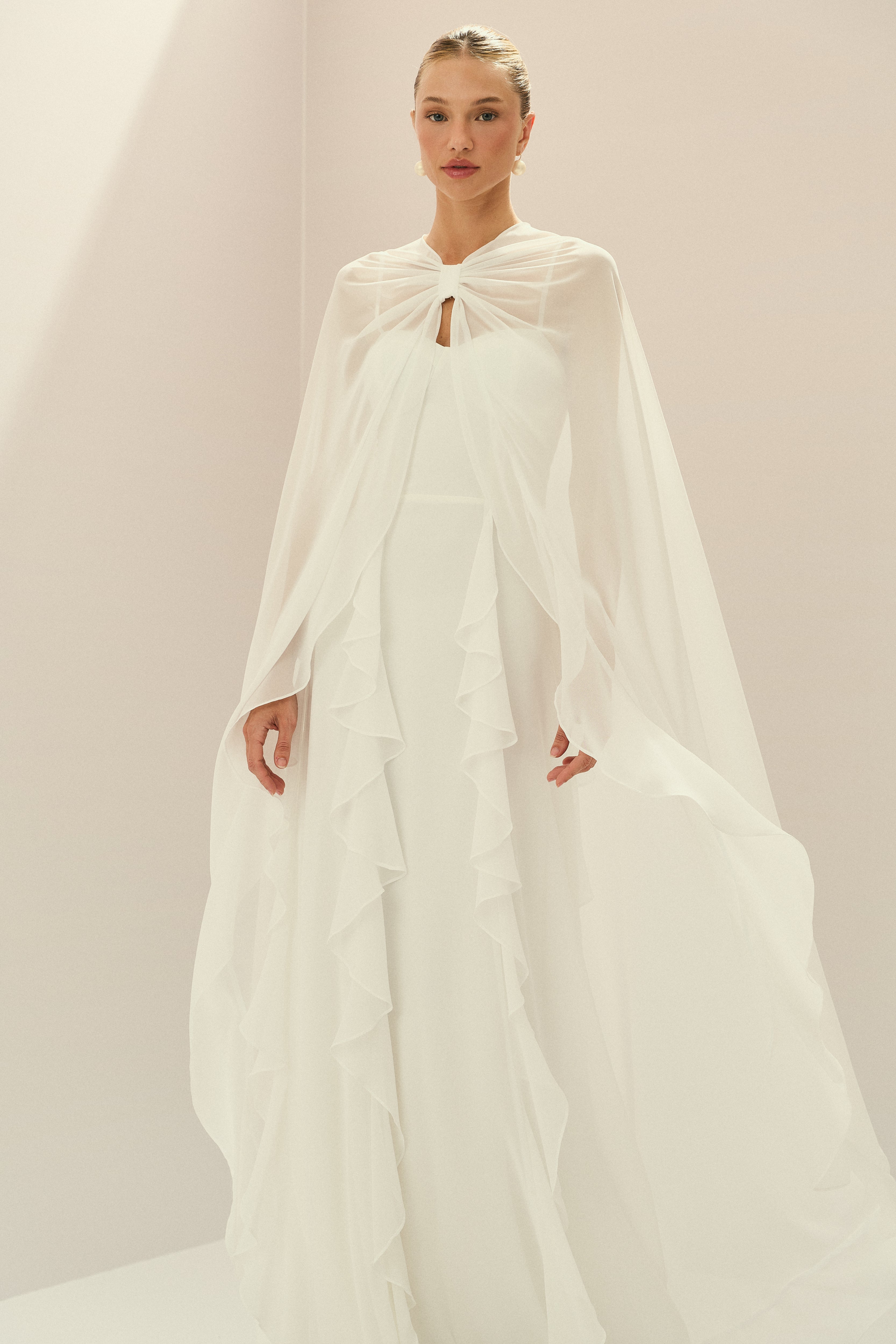 Vestido Longo em Chiffon com Busto Estruturado, Babados Verticais na Saia e Capa Longa com Nó - Riviera Off White