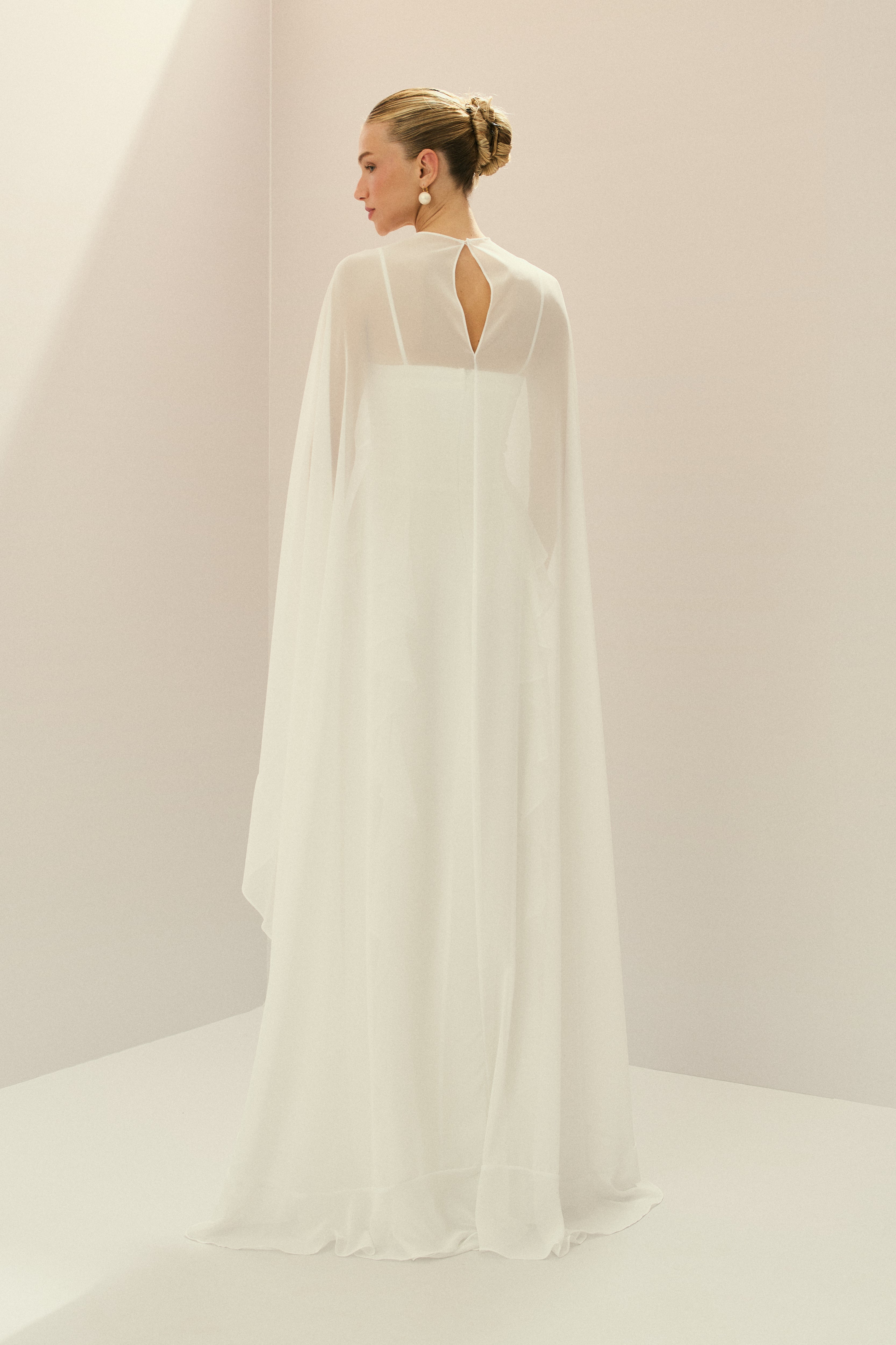 Vestido Longo em Chiffon com Busto Estruturado, Babados Verticais na Saia e Capa Longa com Nó - Riviera Off White