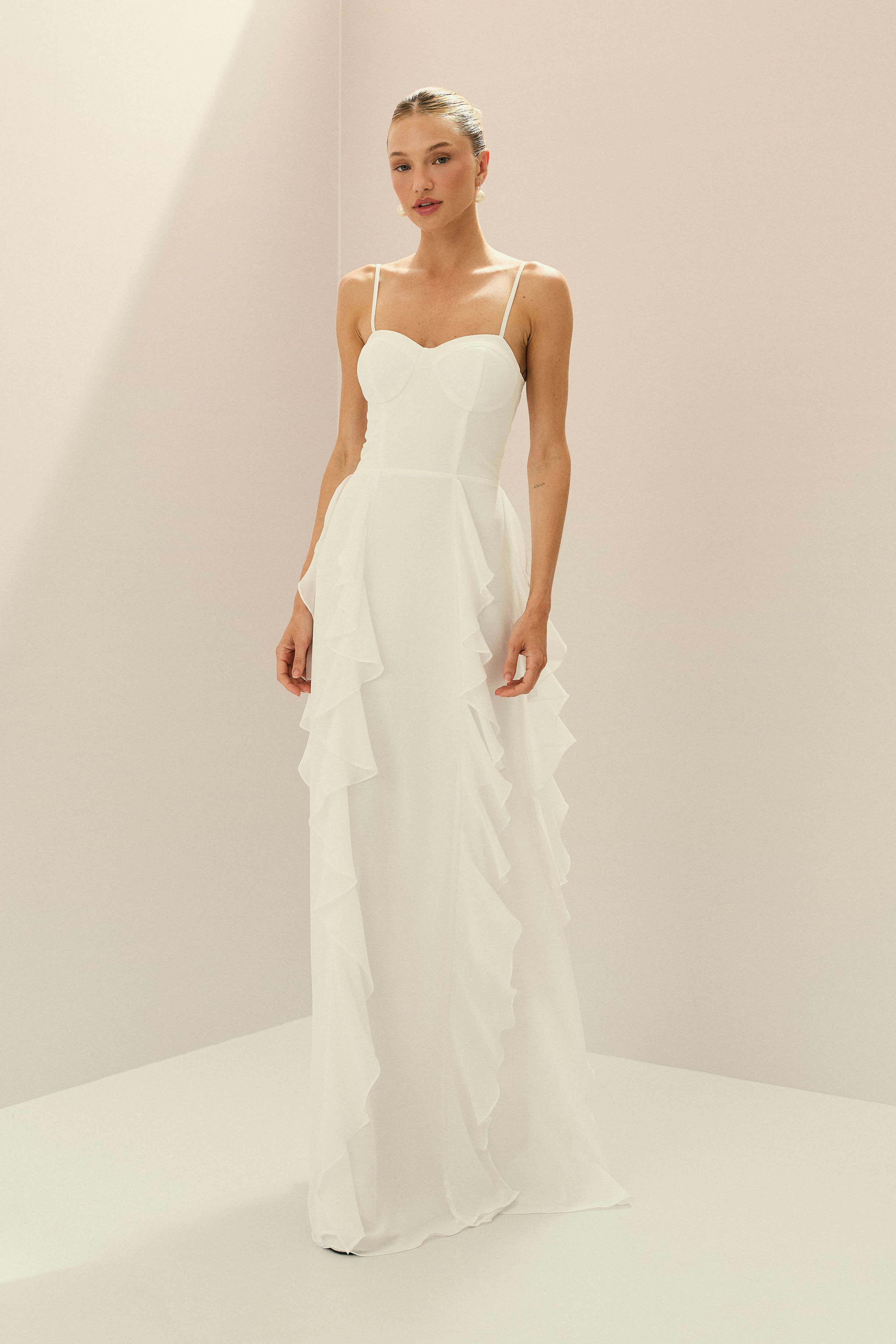 Vestido Longo em Chiffon com Busto Estruturado, Babados Verticais na Saia e Capa Longa com Nó - Riviera Off White
