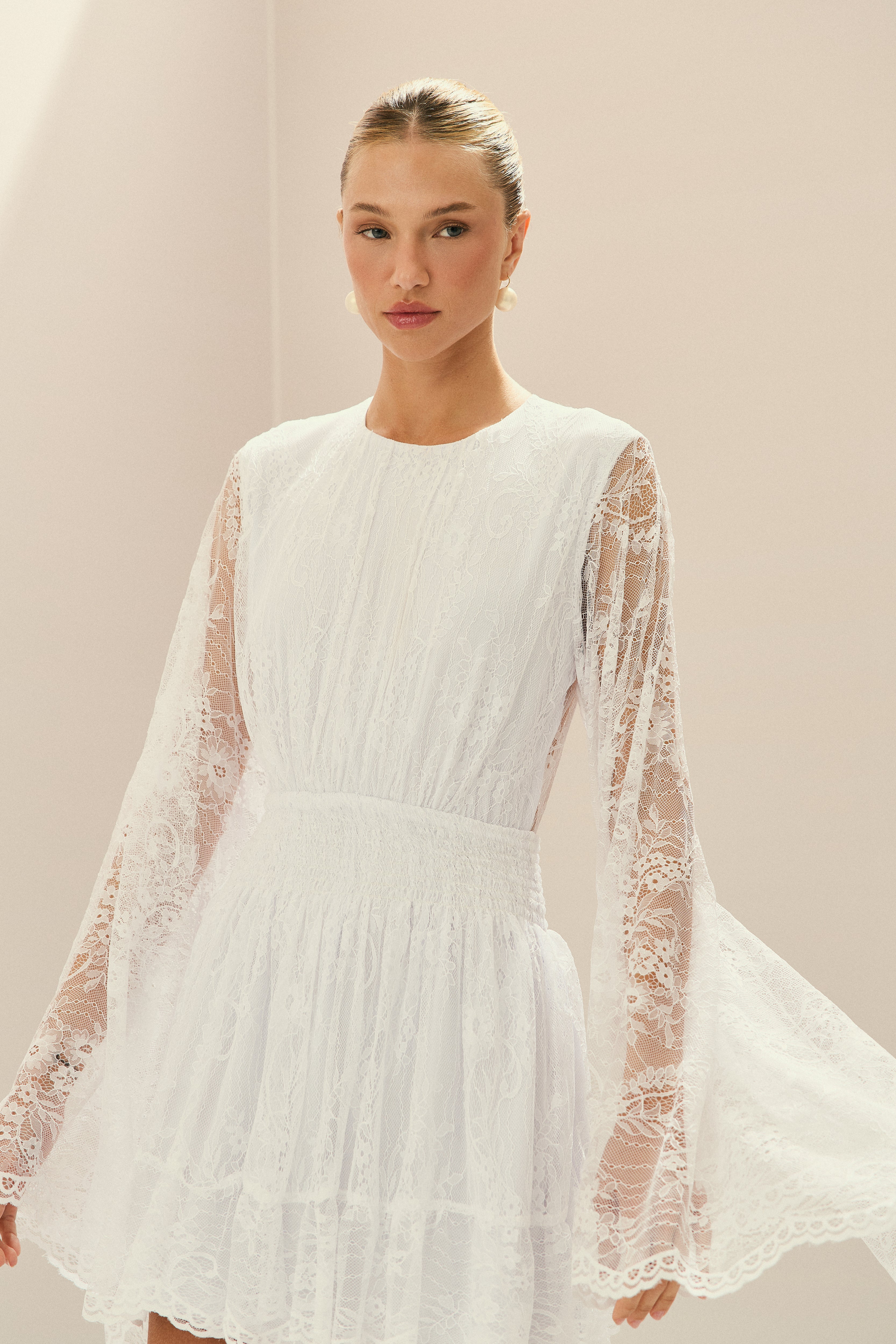 vestido-curto-em-renda-com-elastico-na-cintura-e-mangas-amplas-aira-off-white3.jpg