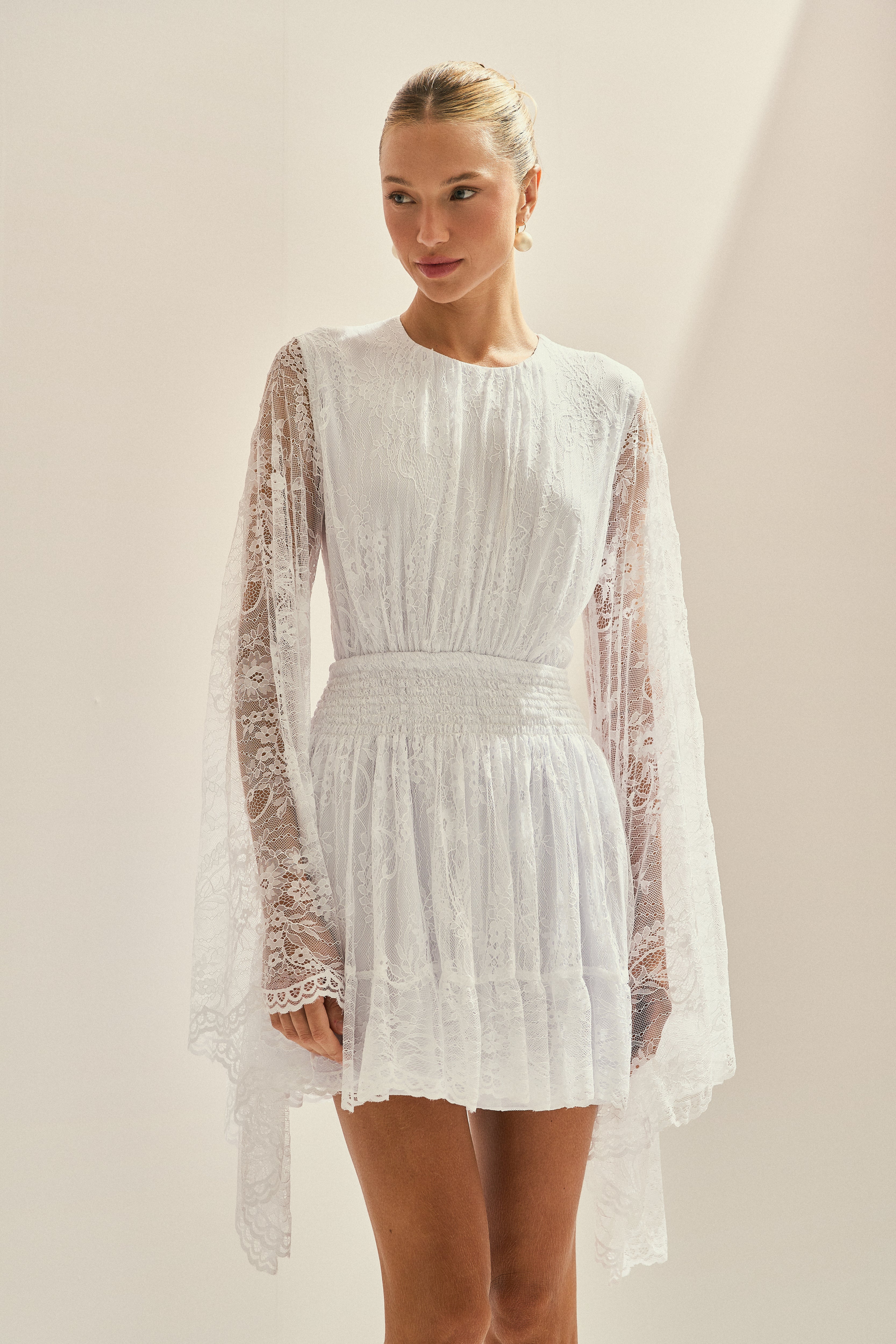 Vestido Curto em Renda, com Elástico na Cintura e Mangas Amplas - Aira Off White