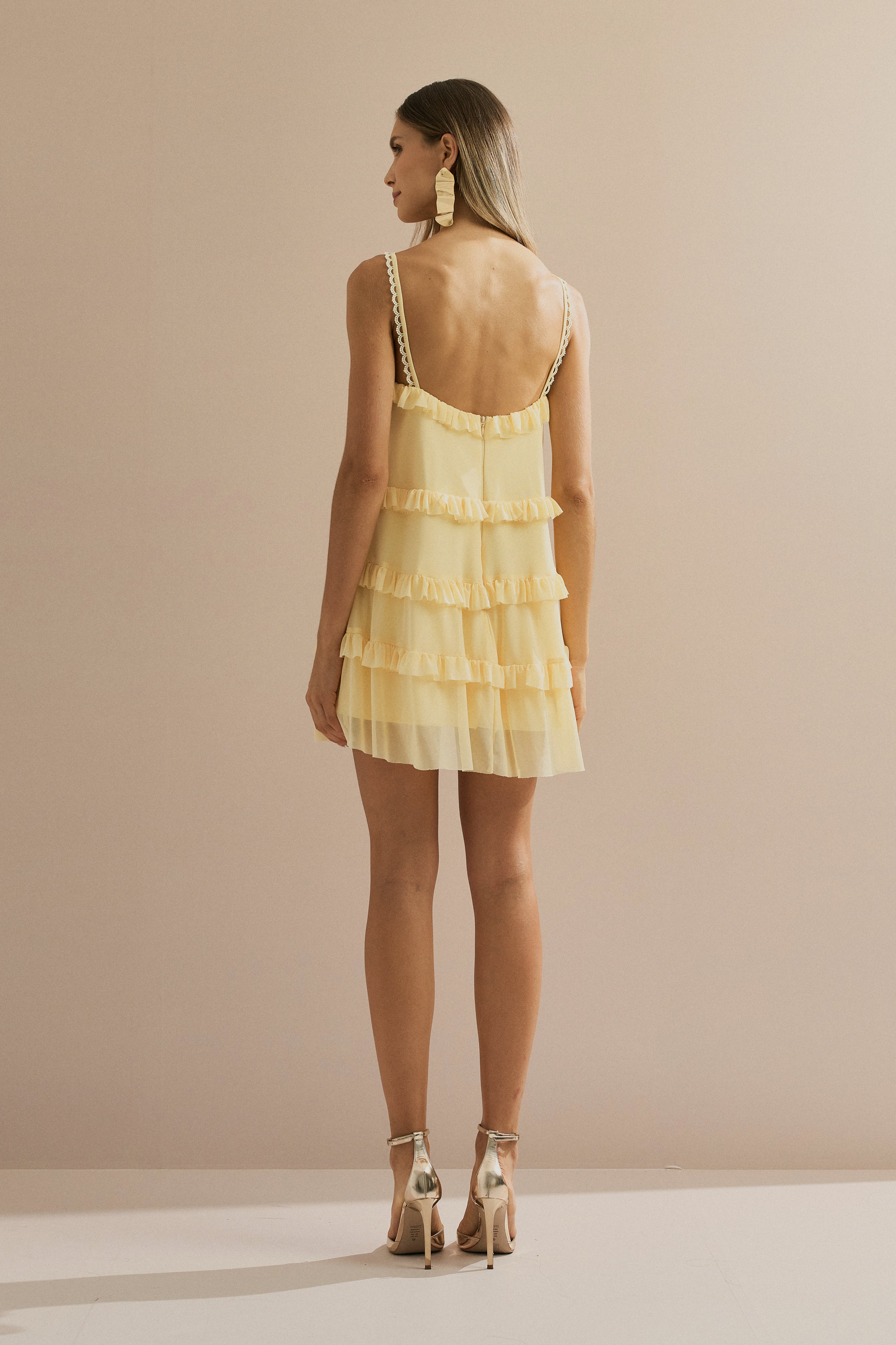 Vestido Curto em Tule com Decote V, Babados e Alças com Detalhe em Renda - Duna Amarelo Manteiga
