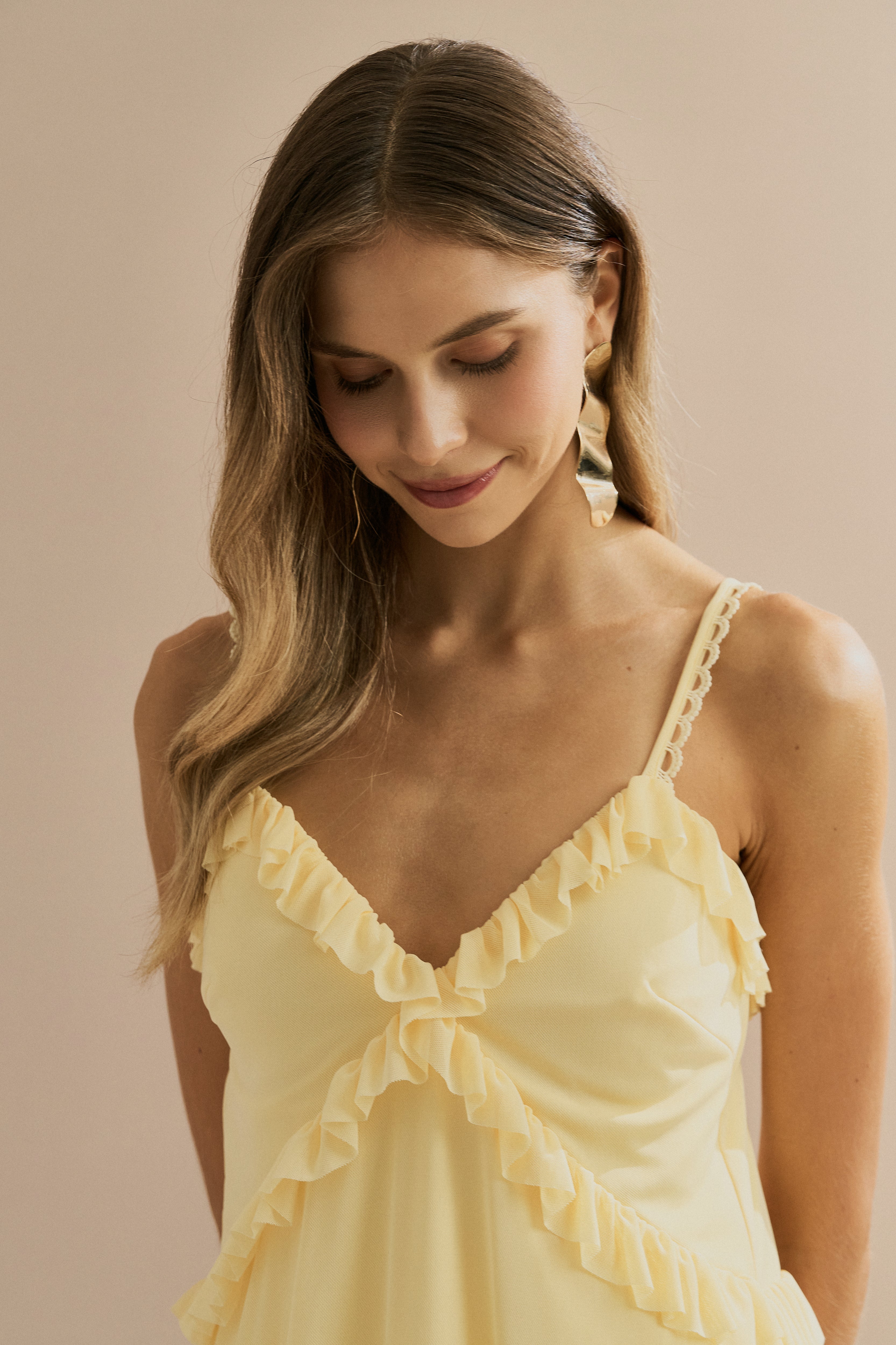 Vestido Curto em Tule com Decote V, Babados e Alças com Detalhe em Renda - Duna Amarelo Manteiga