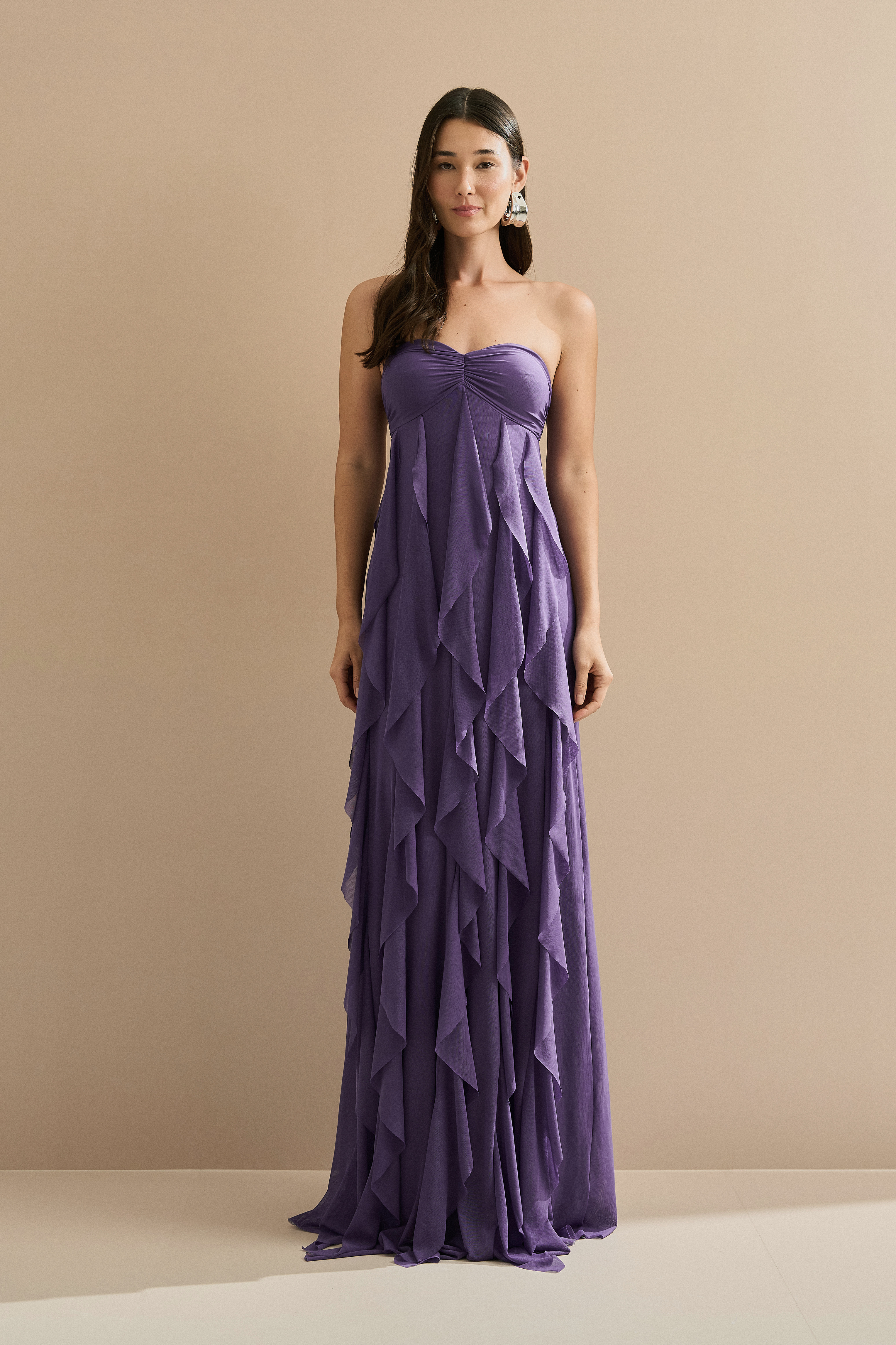vestido-longo-com-decote-coracao-franzido-e-babados-em-vertical-na-saia-roxo-frente.png