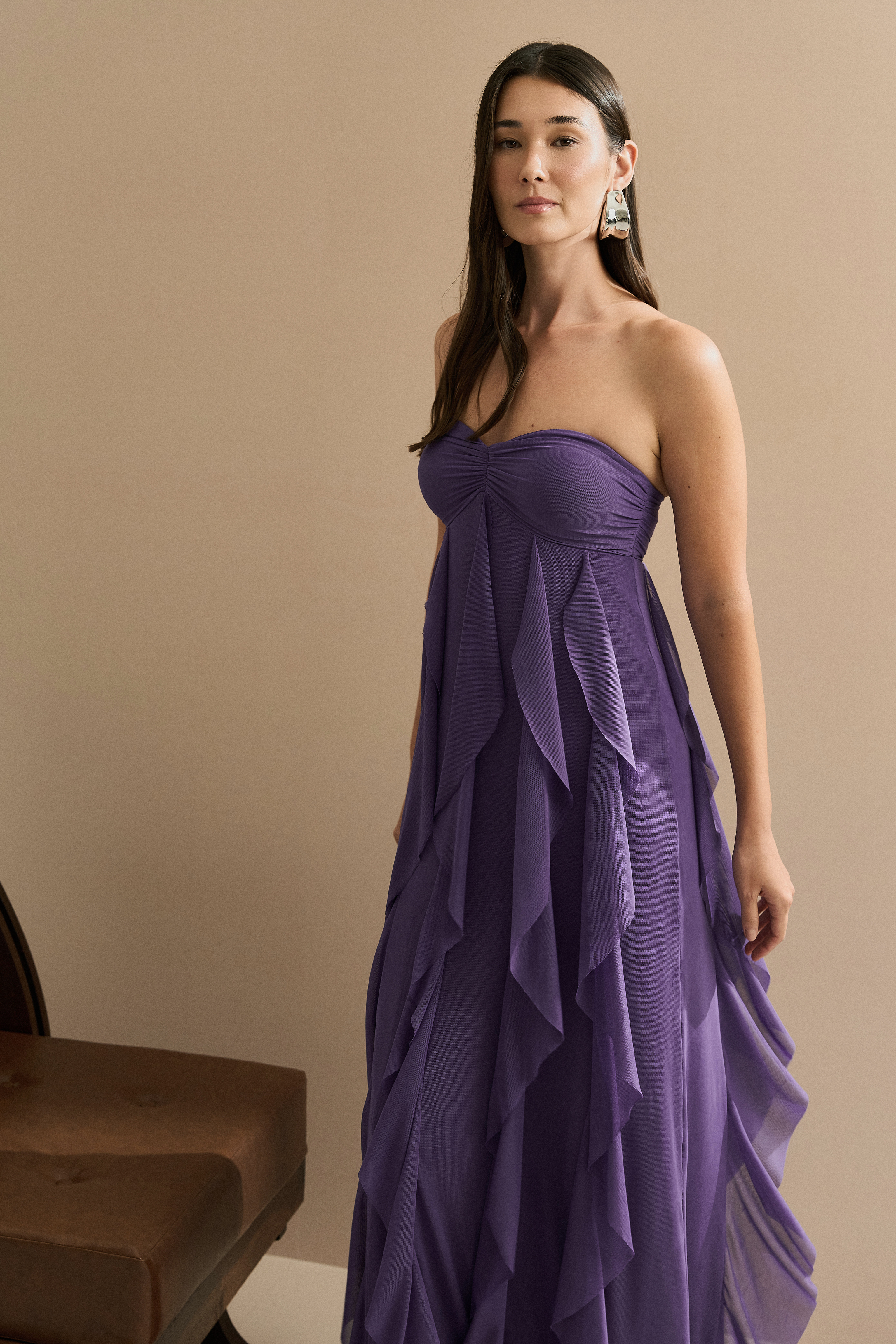 vestido-longo-com-decote-coracao-franzido-e-babados-em-vertical-na-saia-roxo-perto.png
