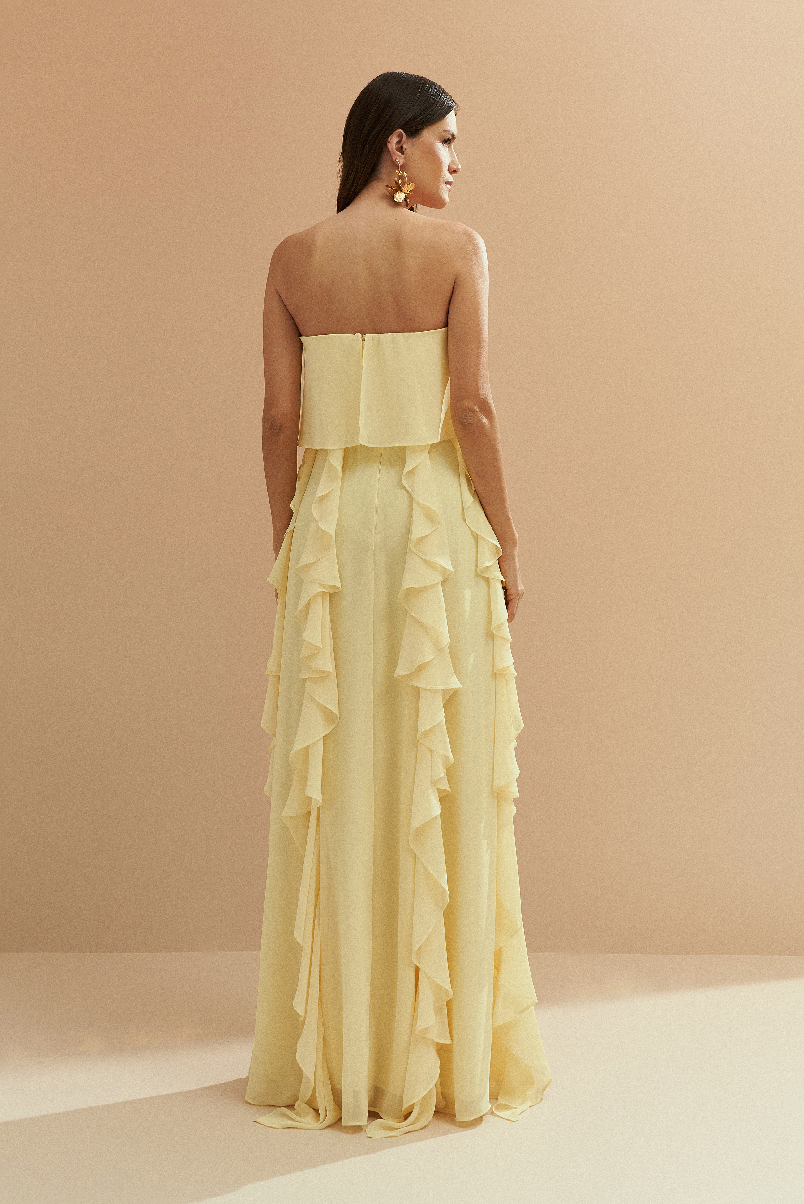 Vestido Longo com Decote Reto, Babados na Saia e Echarpe - Catalunha Amarelo