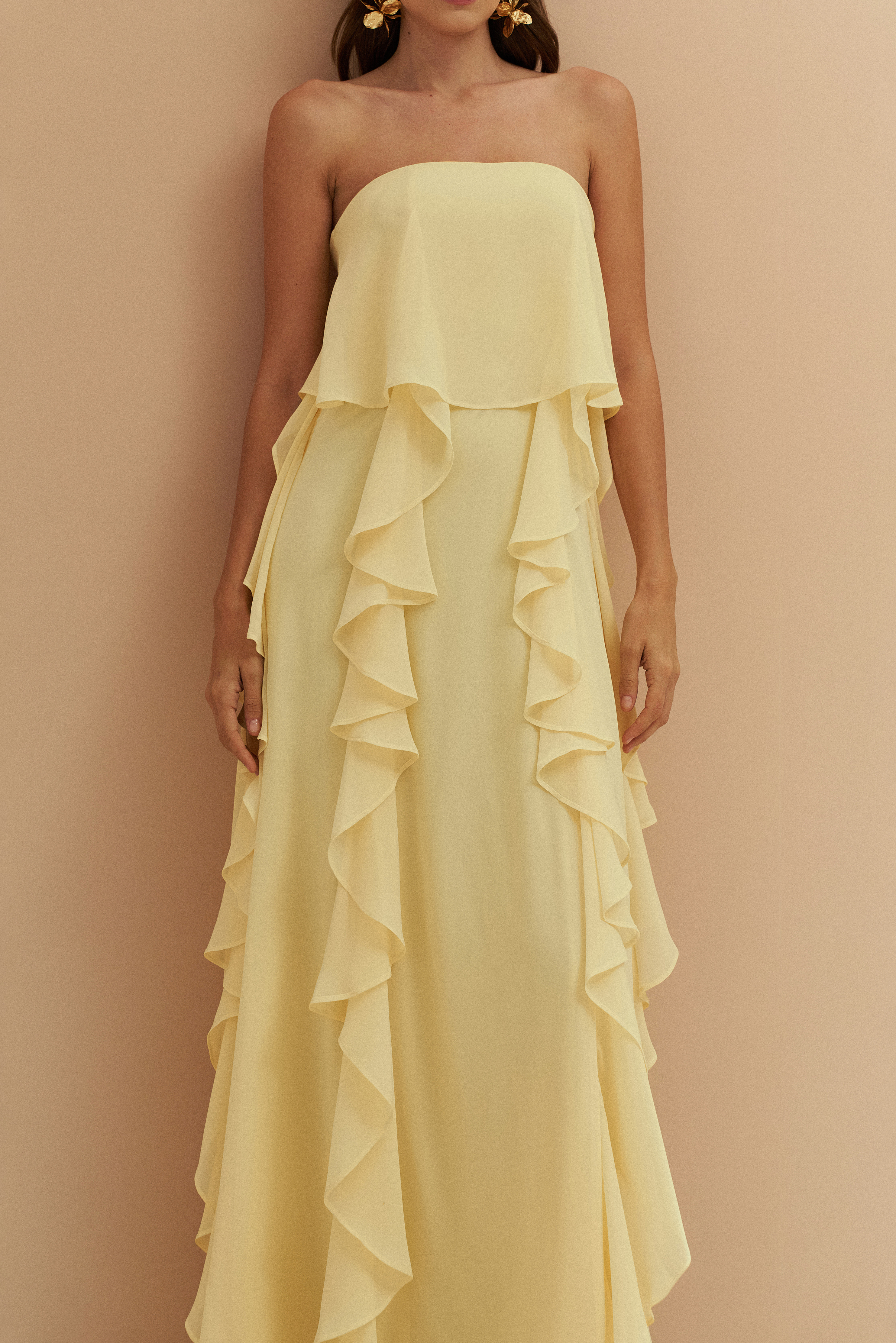 Vestido Longo com Decote Reto, Babados na Saia e Echarpe - Catalunha Amarelo