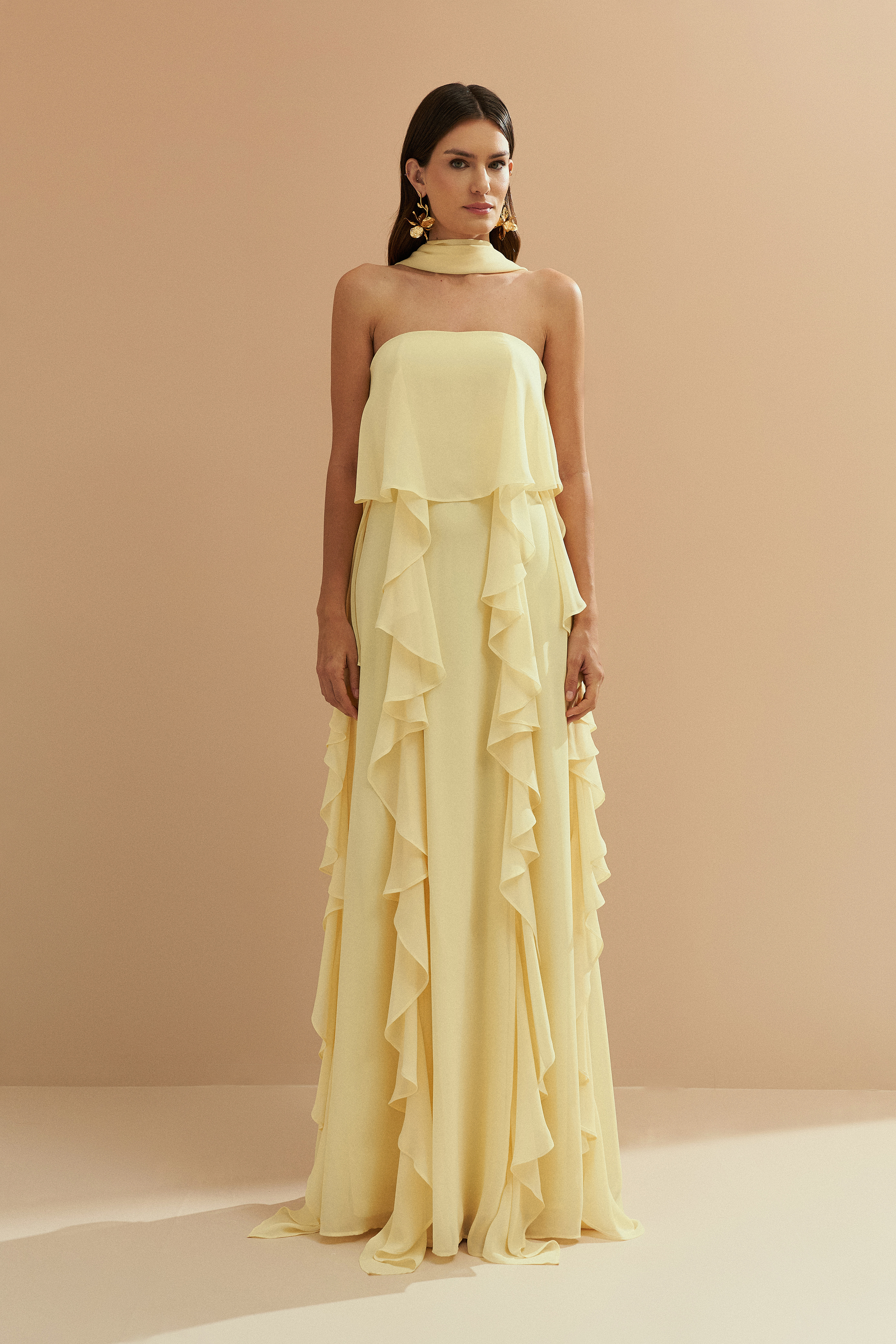 Vestido Longo com Decote Reto, Babados na Saia e Echarpe - Catalunha Amarelo