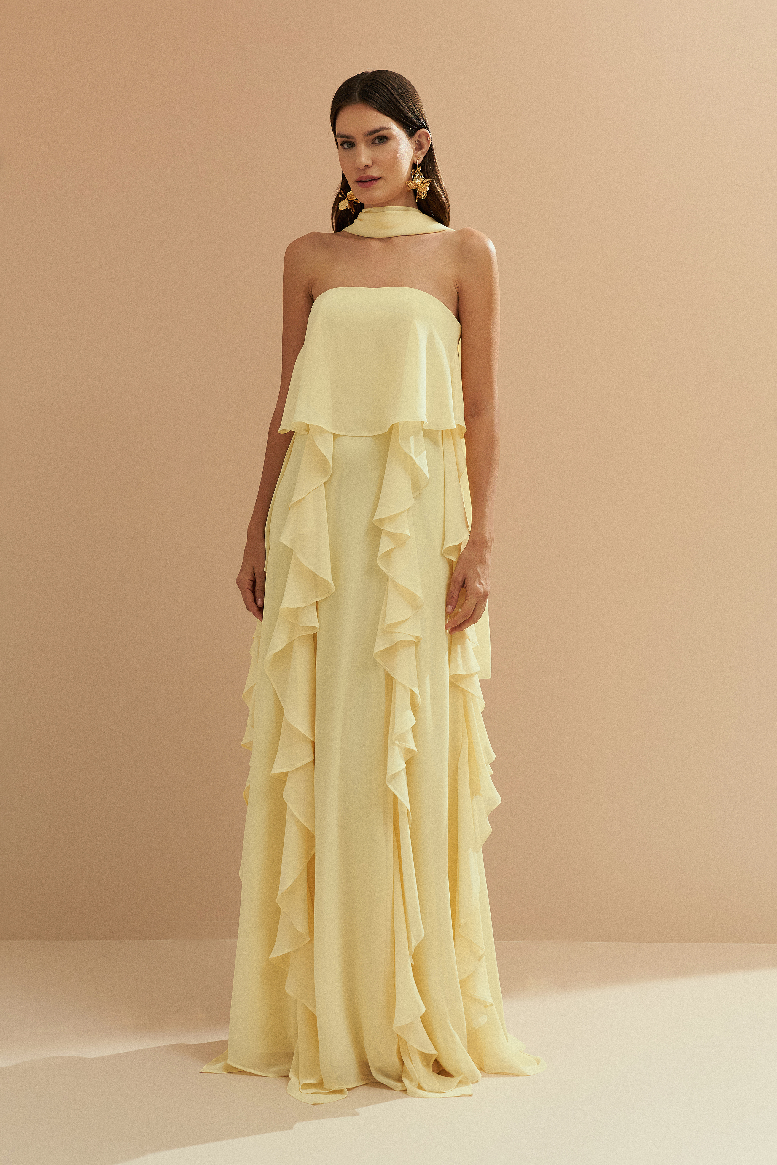 Vestido Longo com Decote Reto, Babados na Saia e Echarpe - Catalunha Amarelo