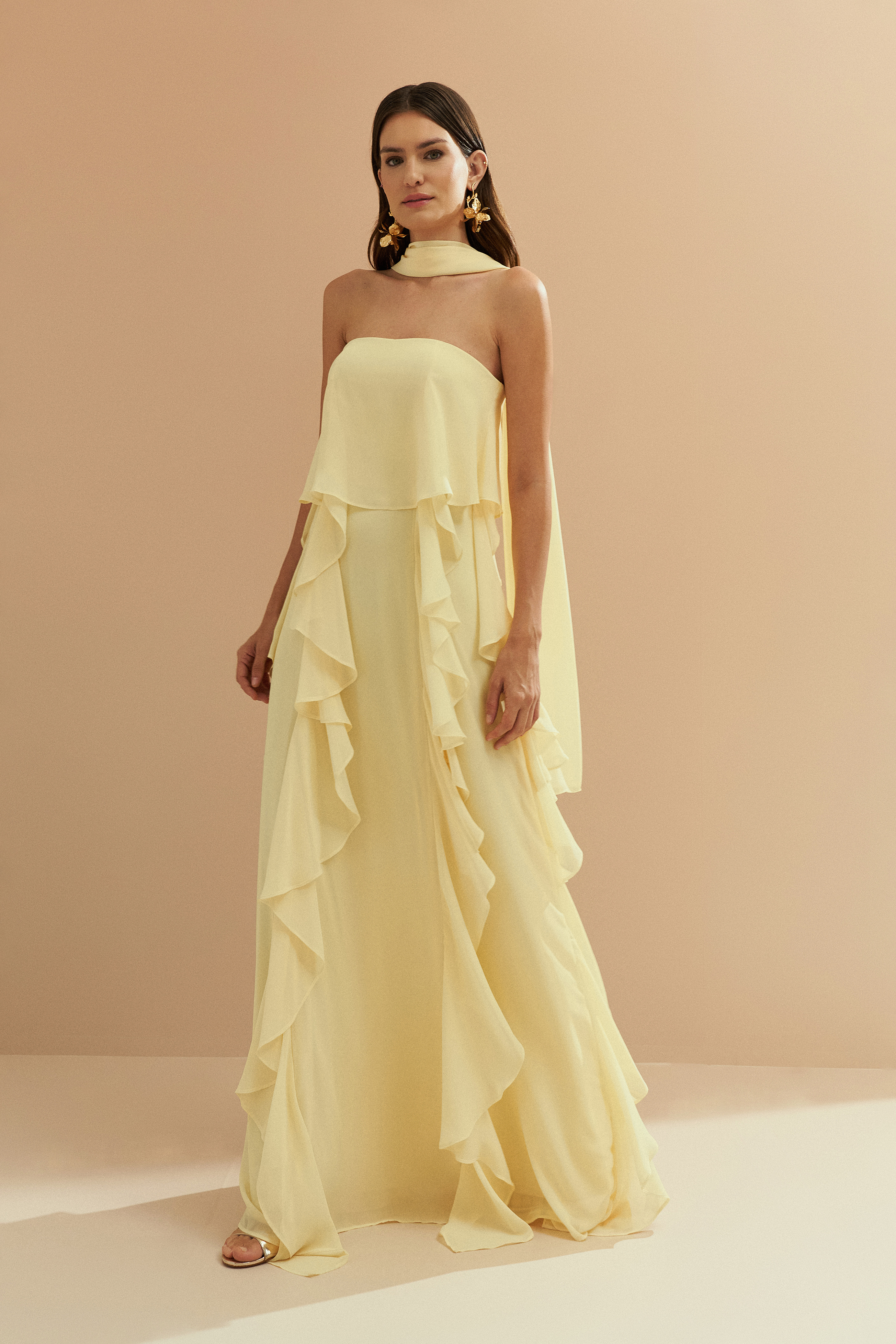 Vestido Longo com Decote Reto, Babados na Saia e Echarpe - Catalunha Amarelo