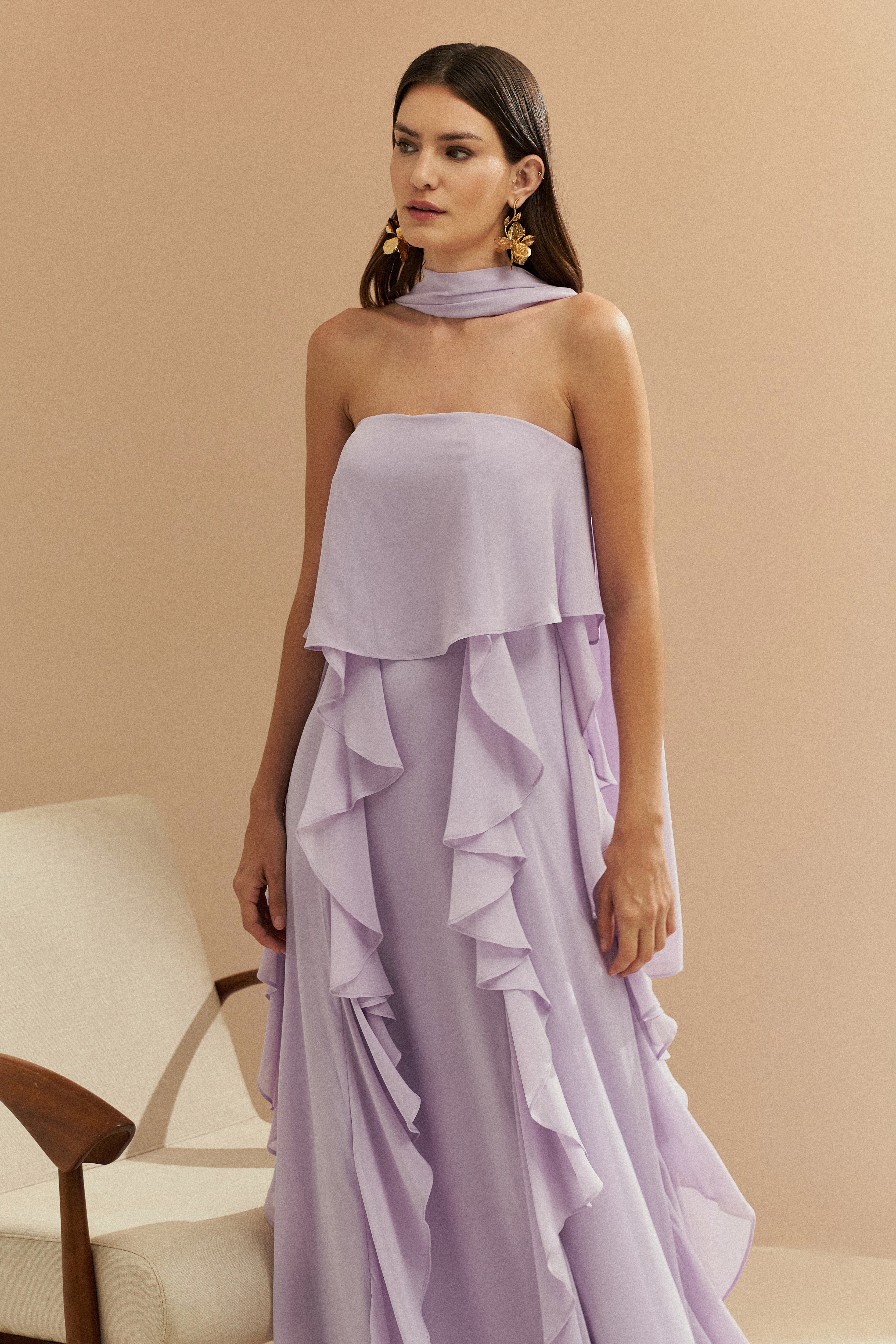 Vestido Longo com Decote Reto, Babados na Saia e Echarpe - Catalunha Lilás | Lavanda