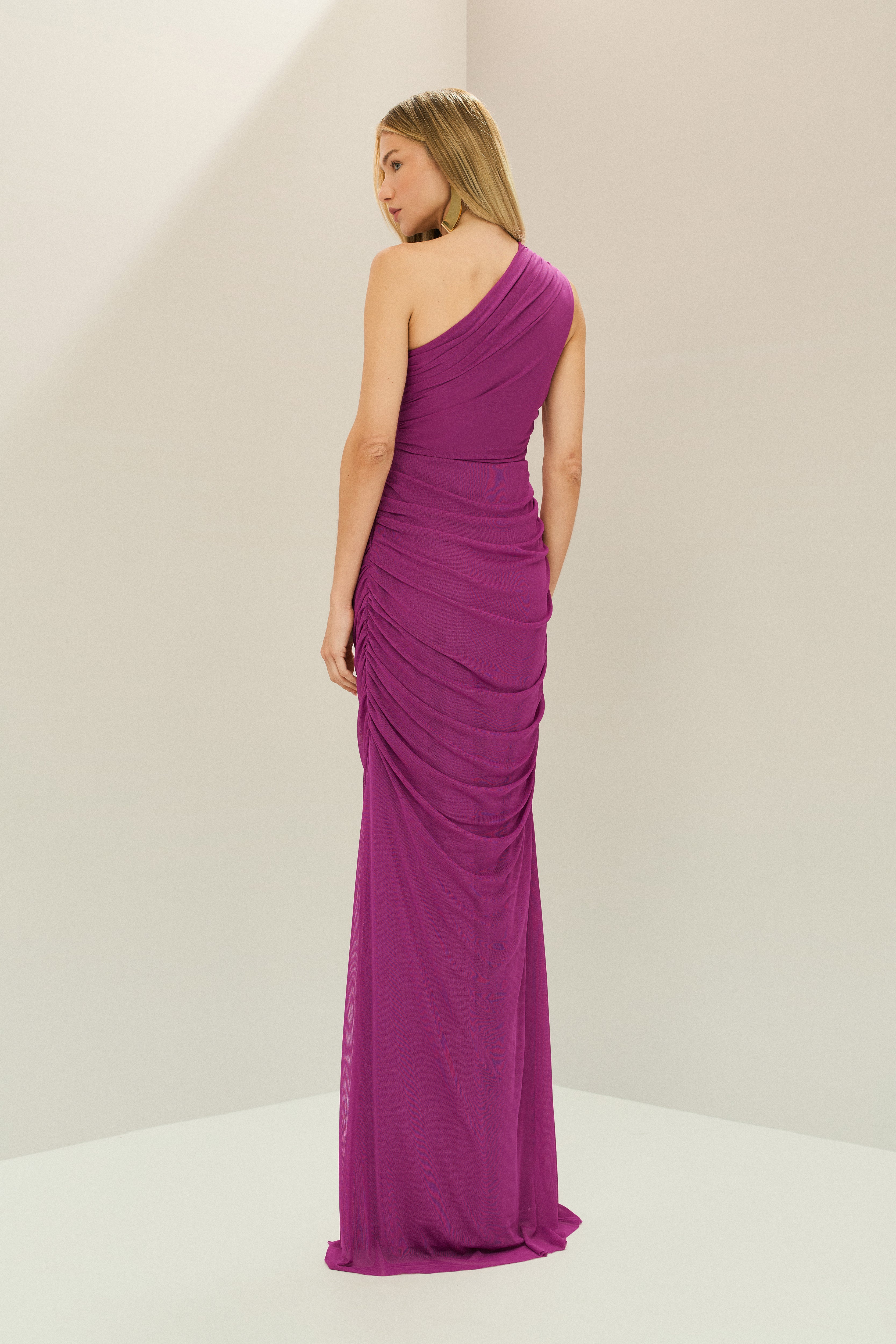 Vestido Longo em Tule com Ombro Único e Franzidos - Lugano Fúcsia