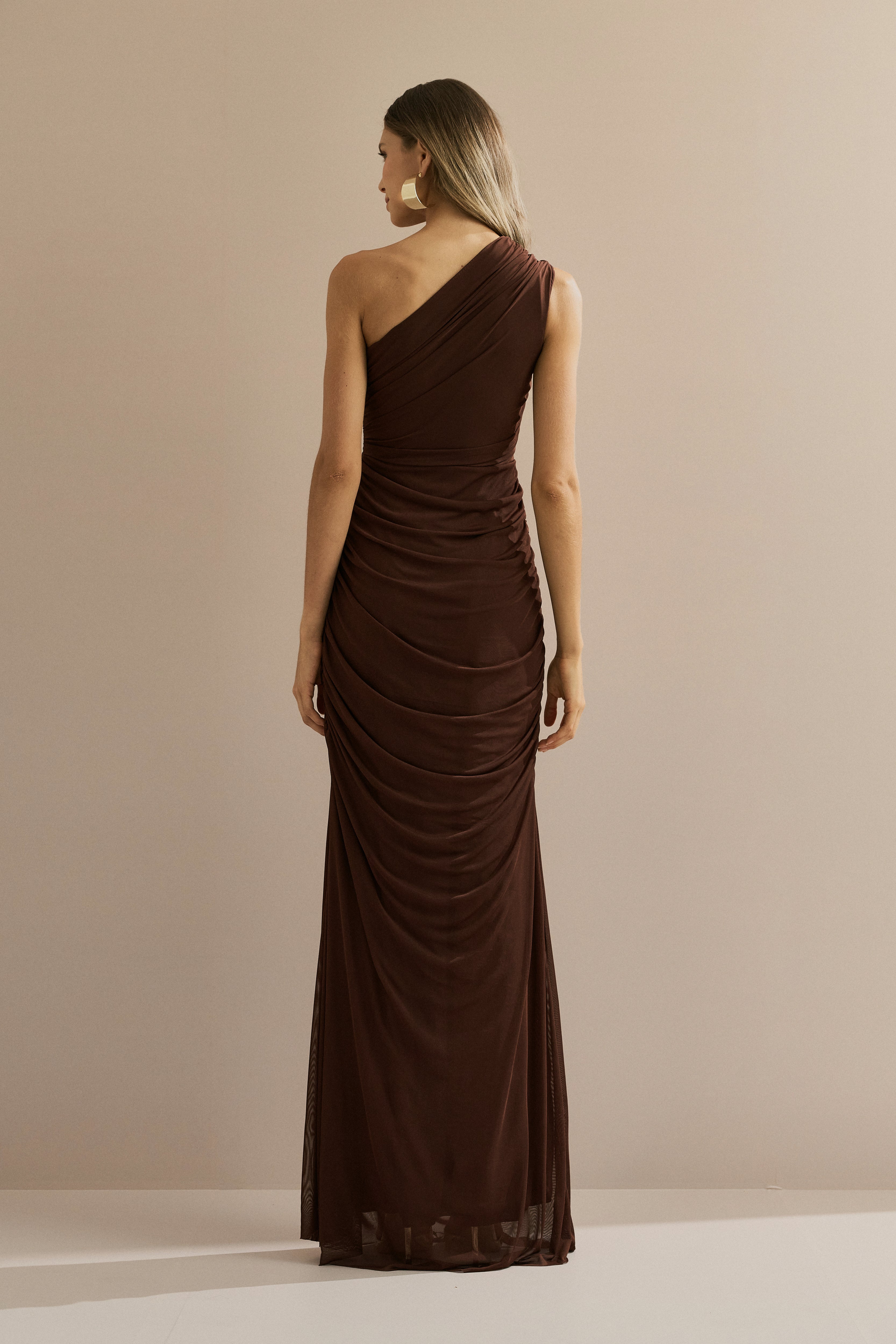 Vestido Longo com Ombro Único e Franzidos - Lugano Marrom Escuro