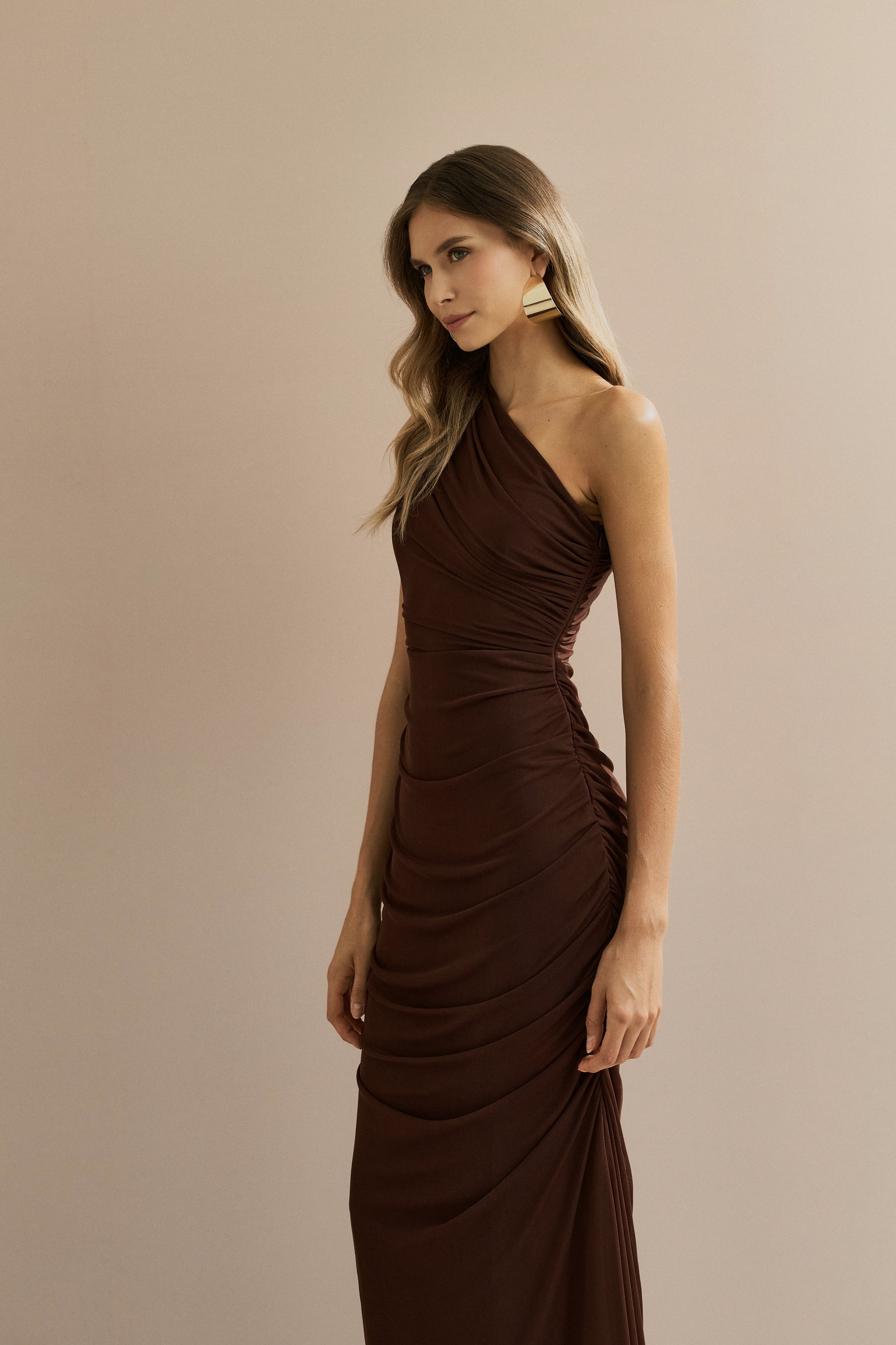 Vestido Longo com Ombro Único e Franzidos - Lugano Marrom Escuro