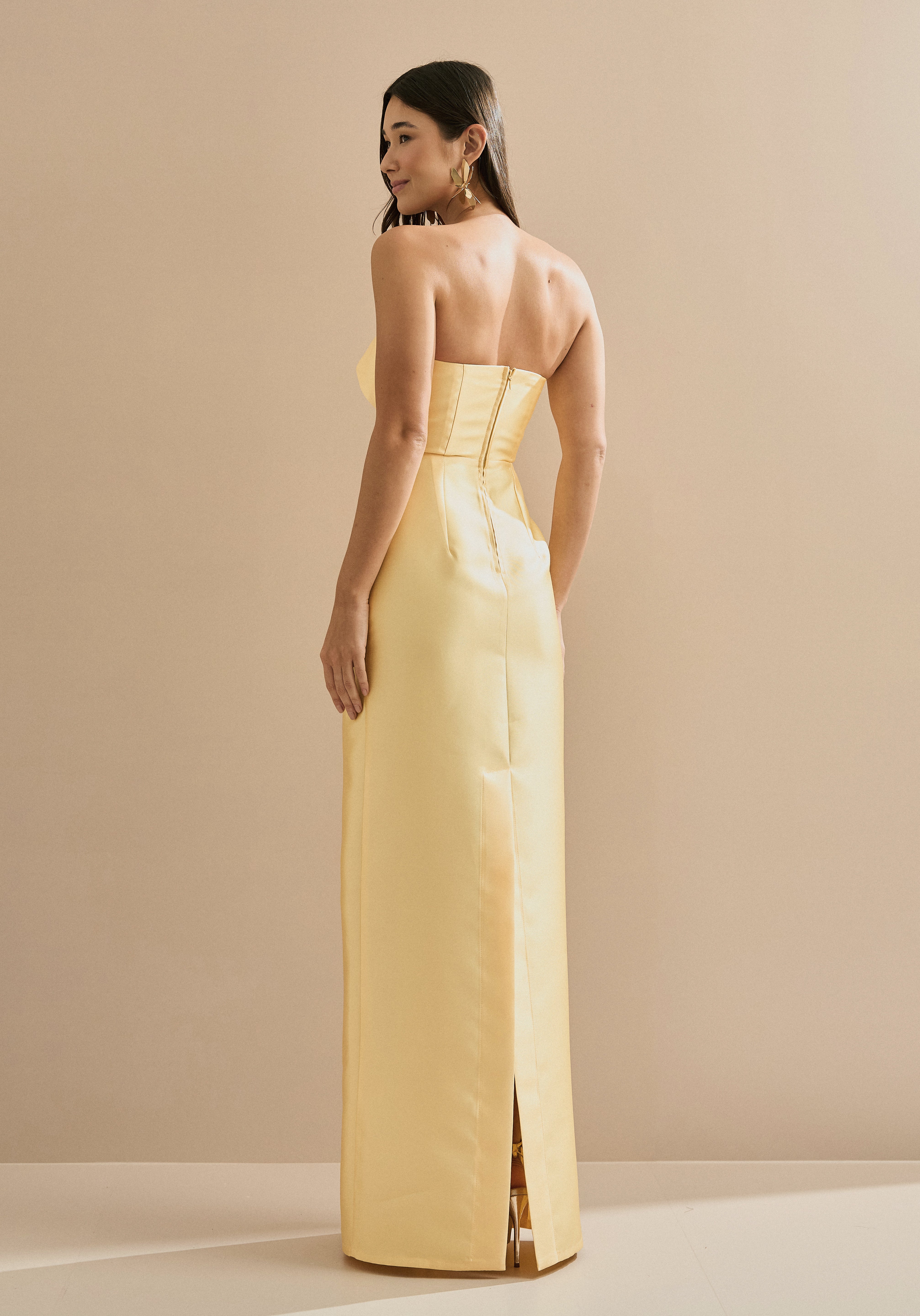 Vestido Longo em Zibeline com Pala Assimétrica Estruturada, Decote Reto sem Alças e Fenda Traseira - Malásia Amarelo Manteiga