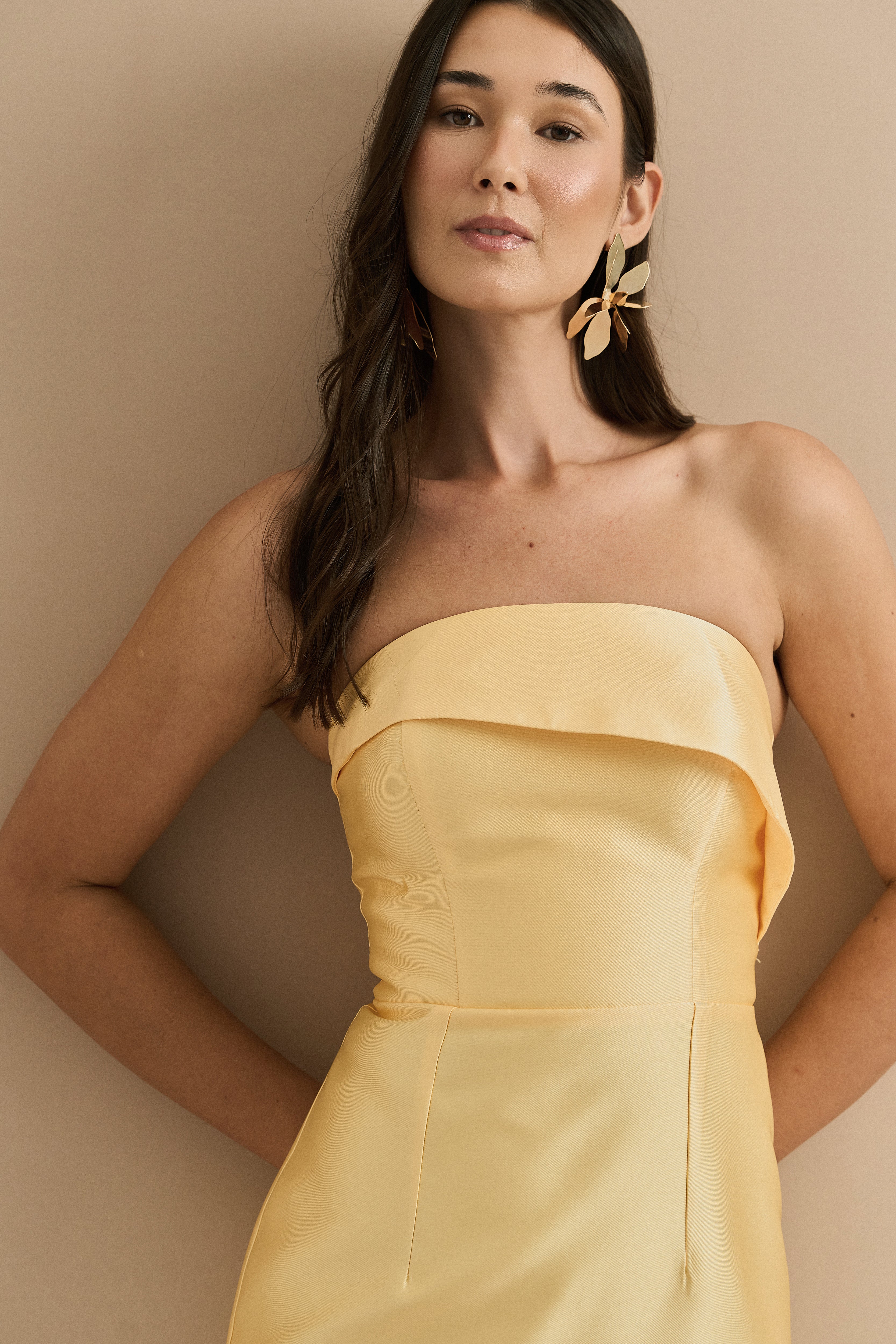 vestido-longo-com-pala-assimetrica-e-fenda-traseira-malasia-amarelo-manteiga-detalhes.jpg