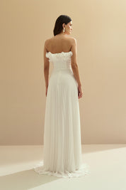 Vestido Longo de Chiffon Sem Alça, com Babados Plissados no Busto, Cintura Marcada e Saia Plissada - Âmbar Off White
