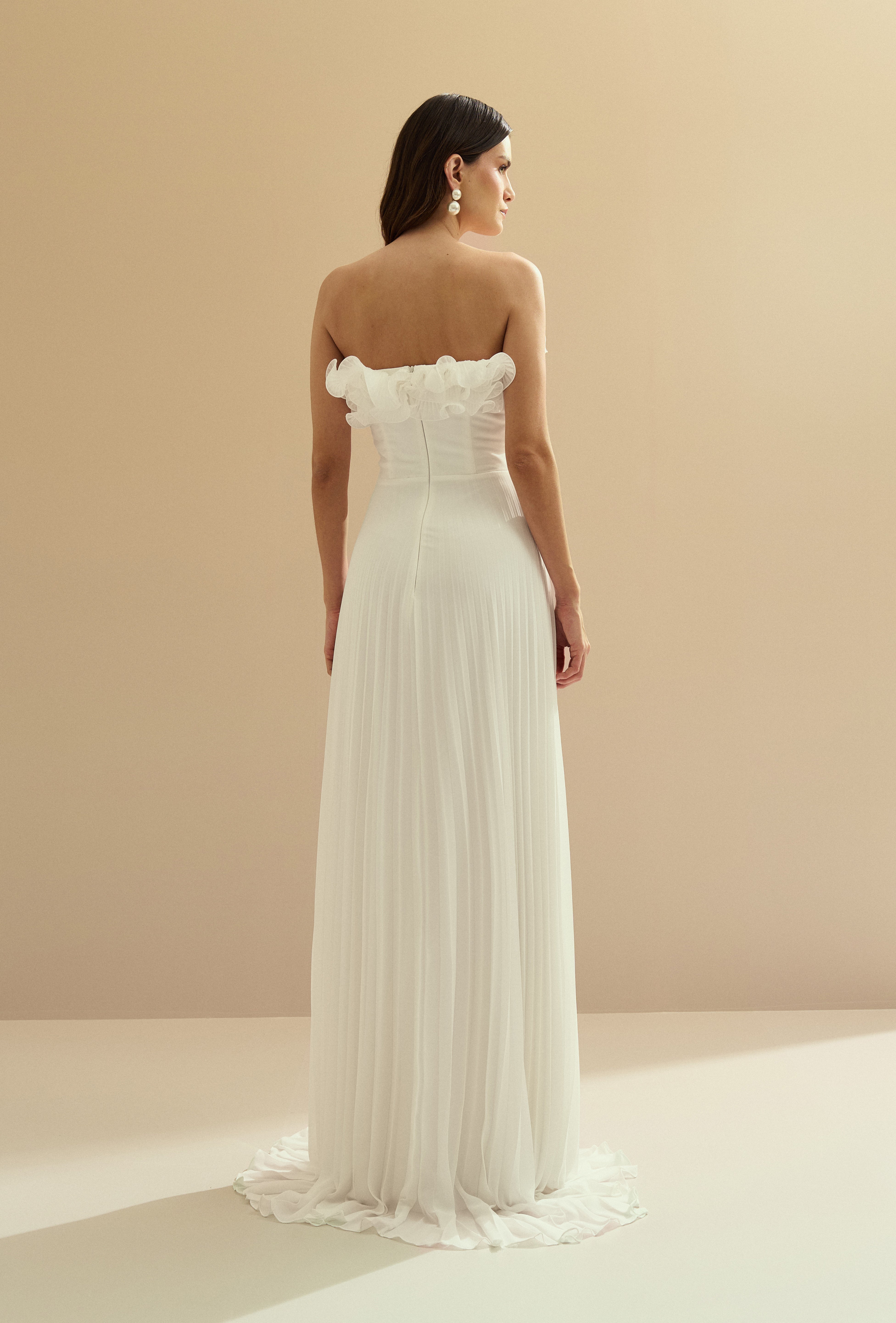 Vestido Longo de Chiffon Sem Alça, com Babados Plissados no Busto, Cintura Marcada e Saia Plissada - Âmbar Off White