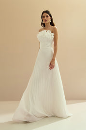 Vestido Longo de Chiffon Sem Alça, com Babados Plissados no Busto, Cintura Marcada e Saia Plissada - Âmbar Off White