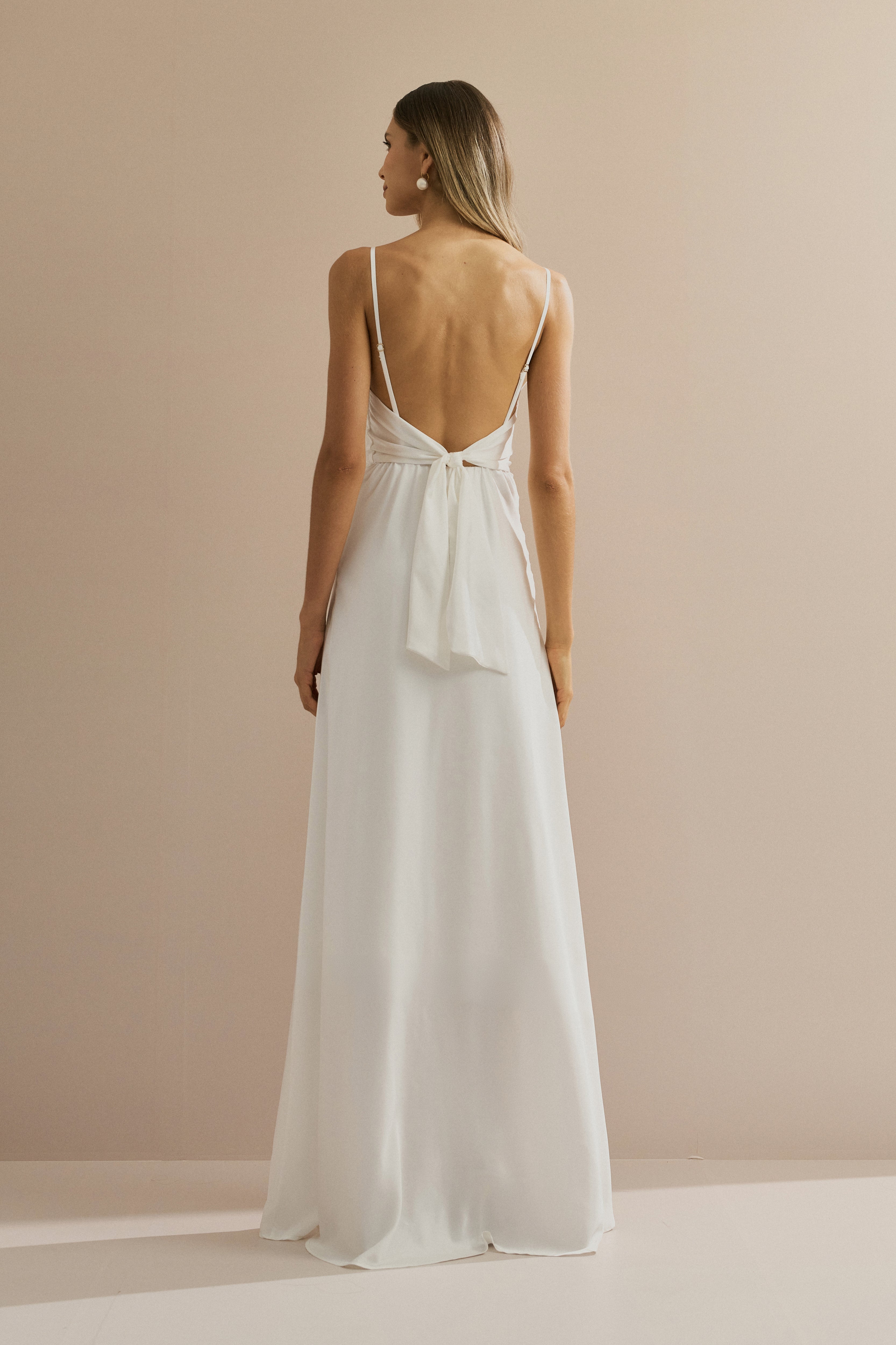 Vestido Longo em Cetim com Decote Degagê com Alças Finas e Amarração nas Costas - Líbano Off White