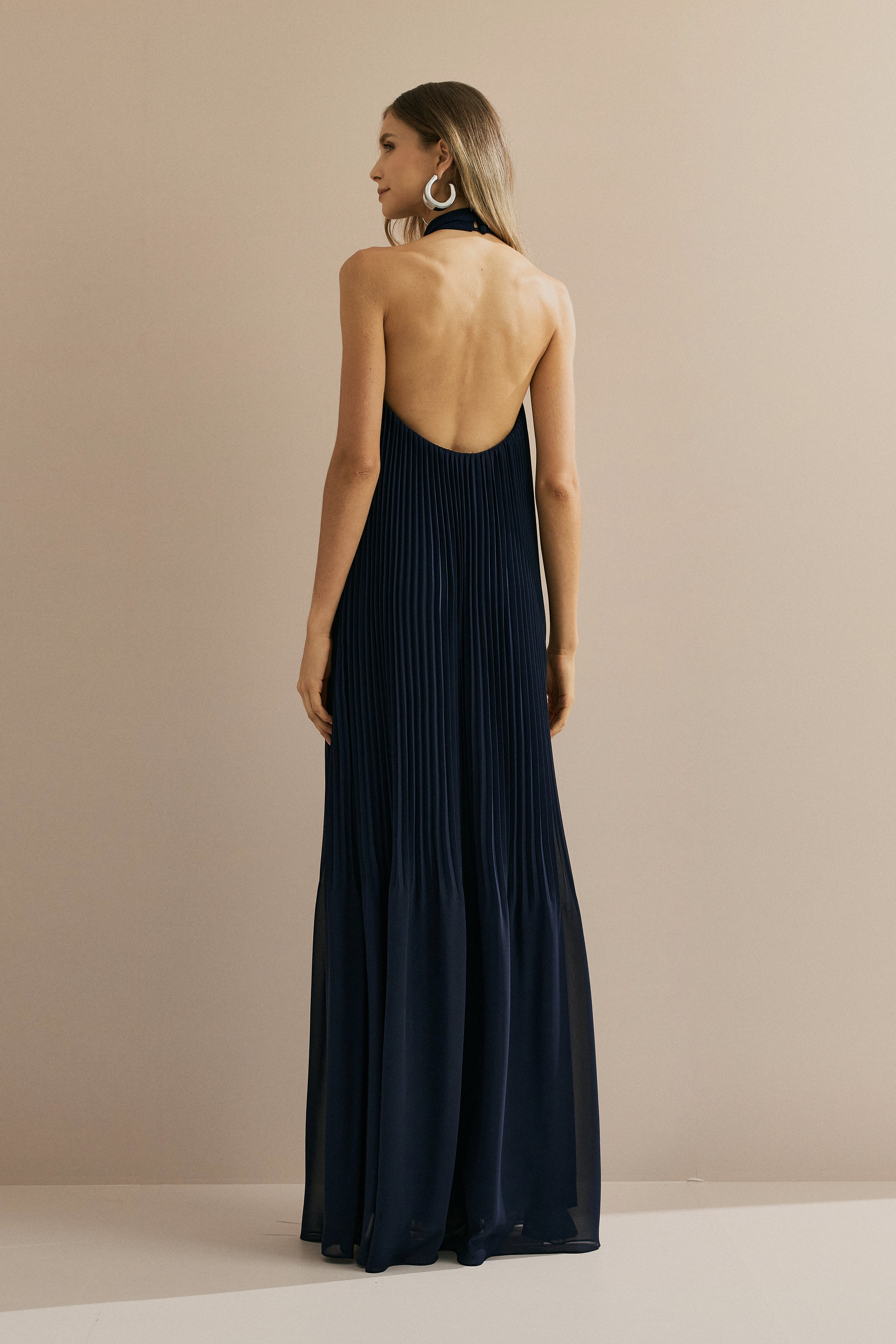 Vestido Longo em Chiffon Plissado Frente Único e Decote nas Costas - Itália Azul Marinho