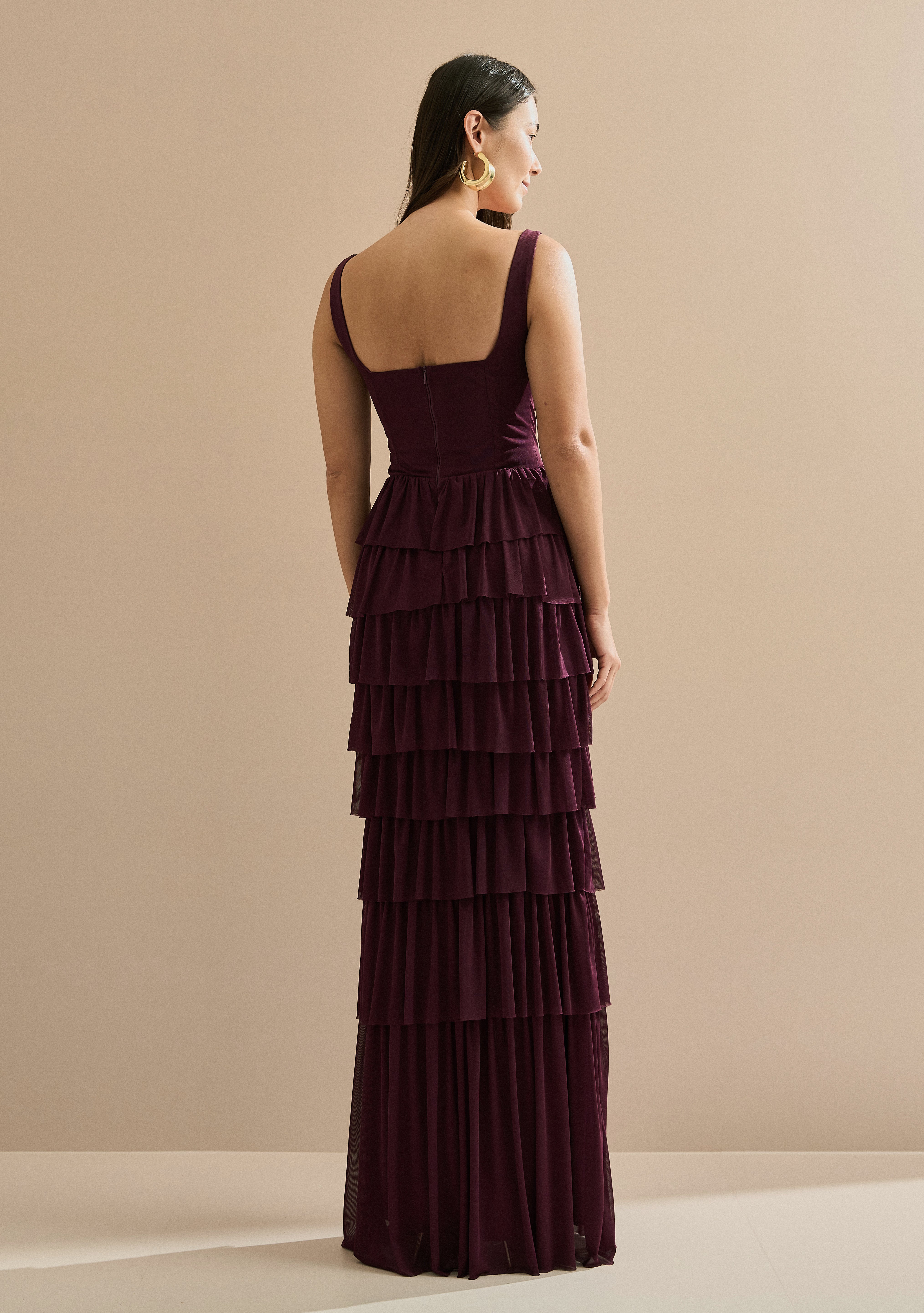 Vestido Longo em Tule com Alças e Decote Quadrado, Saia com Babados em Camadas – Livine Marsala