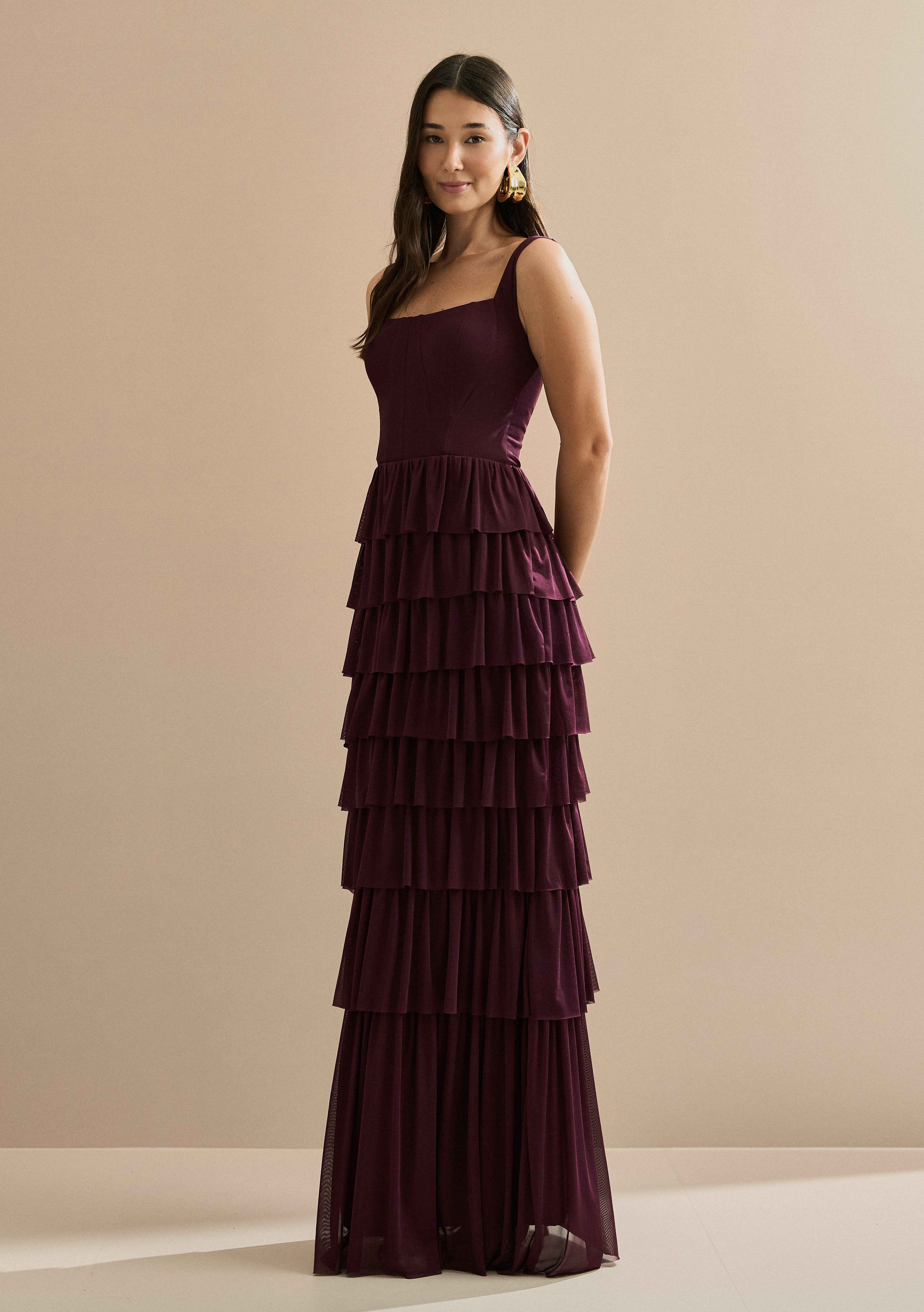 Vestido Longo em Tule com Alças e Decote Quadrado, Saia com Babados em Camadas – Livine Marsala