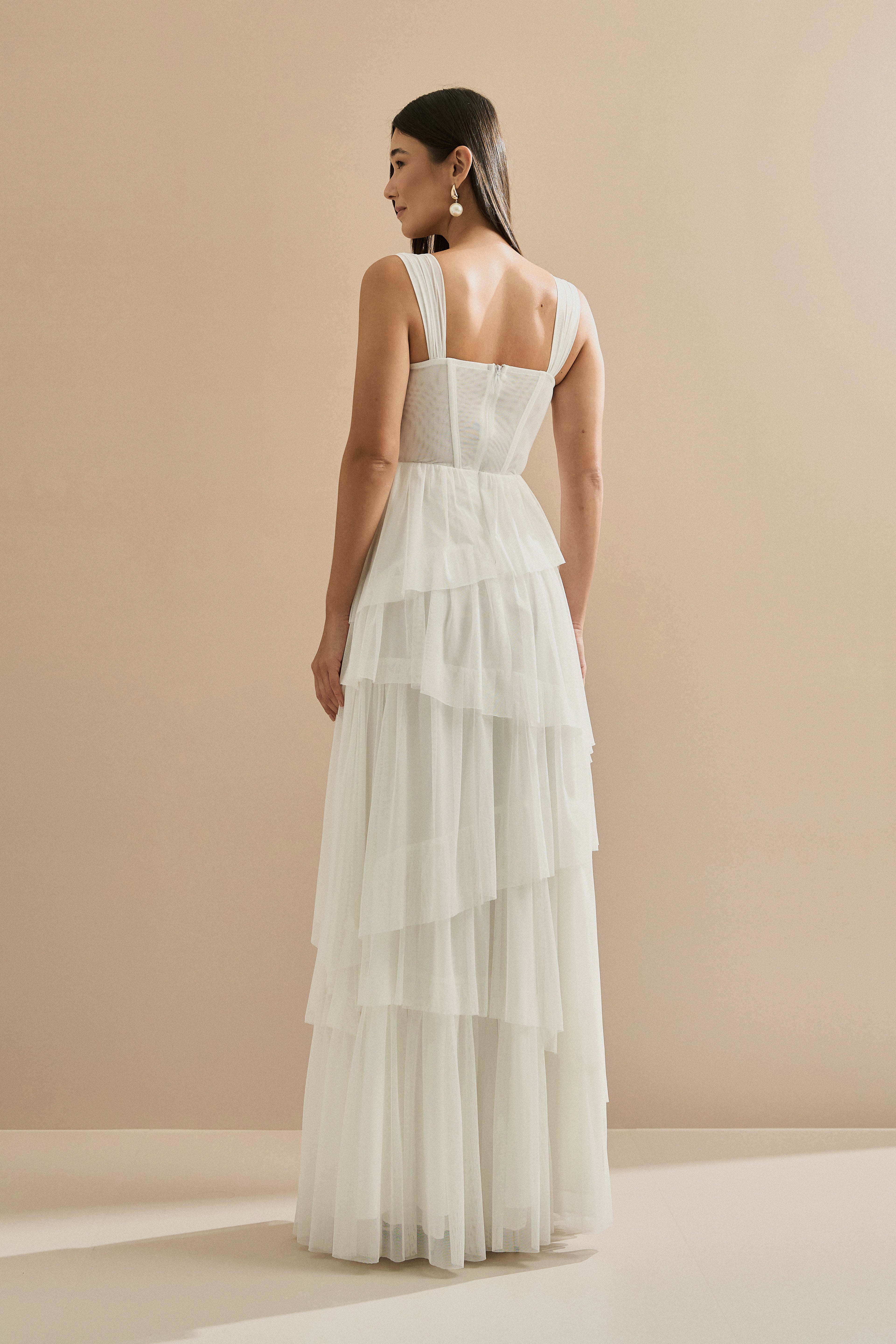 Vestido Longo em Tule com Franzido no Busto e Saia em Camadas Assimétricas - Nice Off White