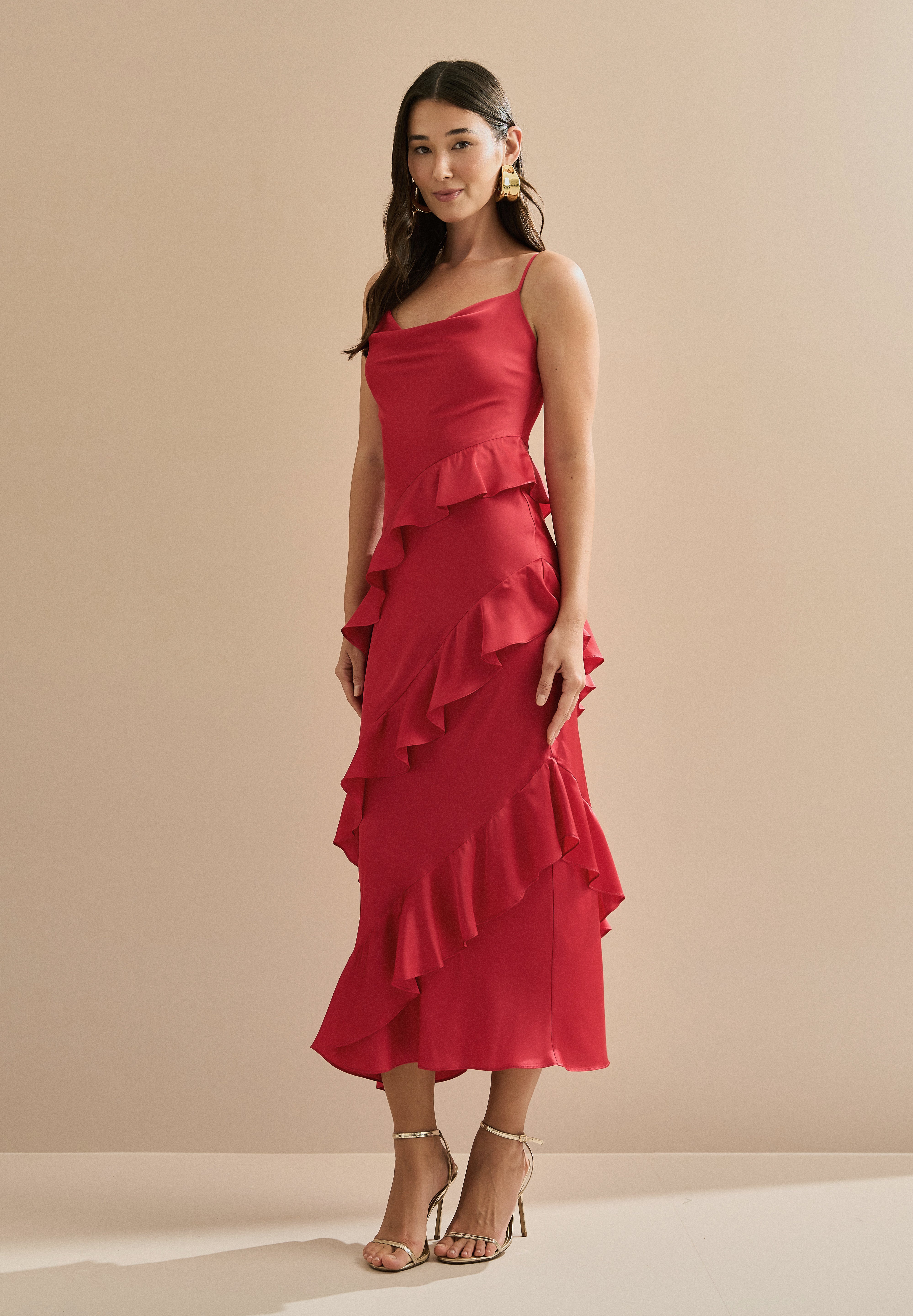 Vestido Midi em Cetim com Decote Degagê, Alças Finas e Babados Assimétricos - Isla Vermelho