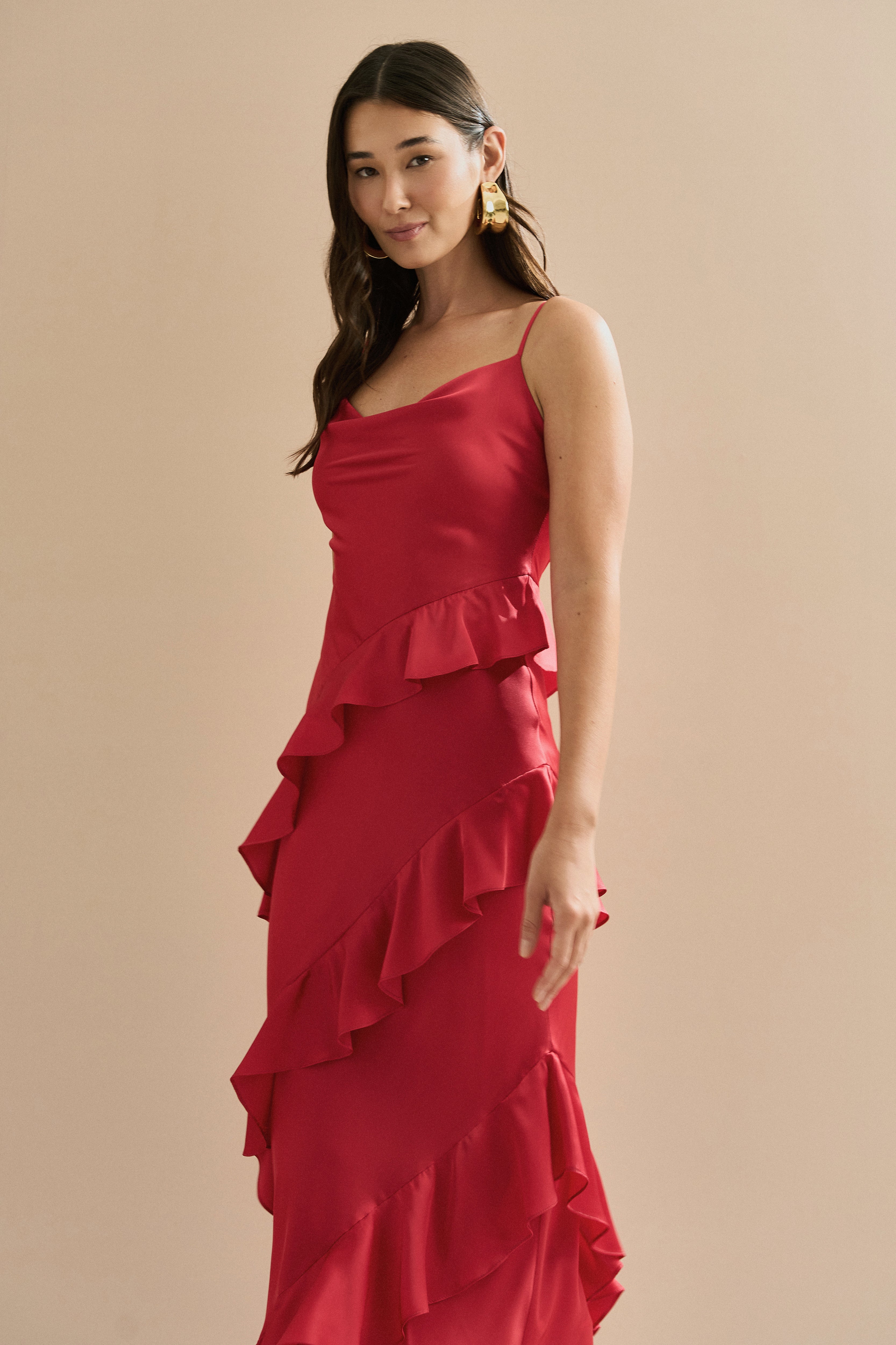Vestido Midi em Cetim com Decote Degagê, Alças Finas e Babados Assimétricos - Isla Vermelho